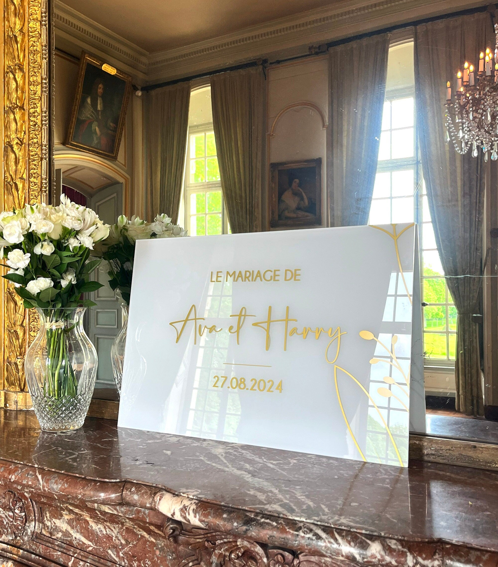 Panneau de bienvenue de mariage en plexiglass givré avec texte et fleur dorés, design minimaliste et élégant