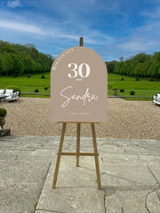 Panneau de bienvenue d'anniversaire coloris mocha avec âge, formes douces et couleurs festives – personnalisé avec prénom et date.