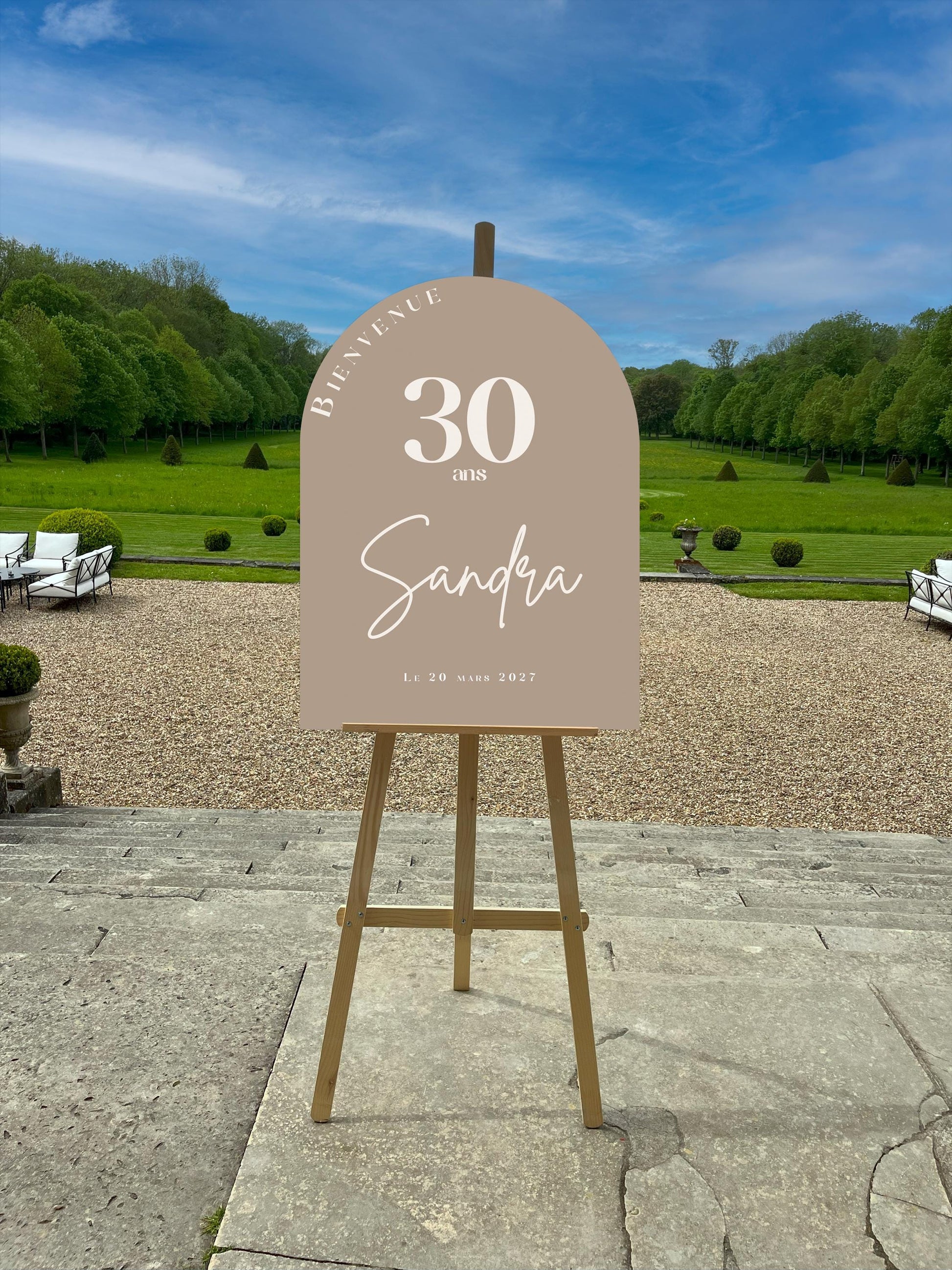 Panneau de bienvenue d'anniversaire coloris mocha avec âge, formes douces et couleurs festives – personnalisé avec prénom et date.