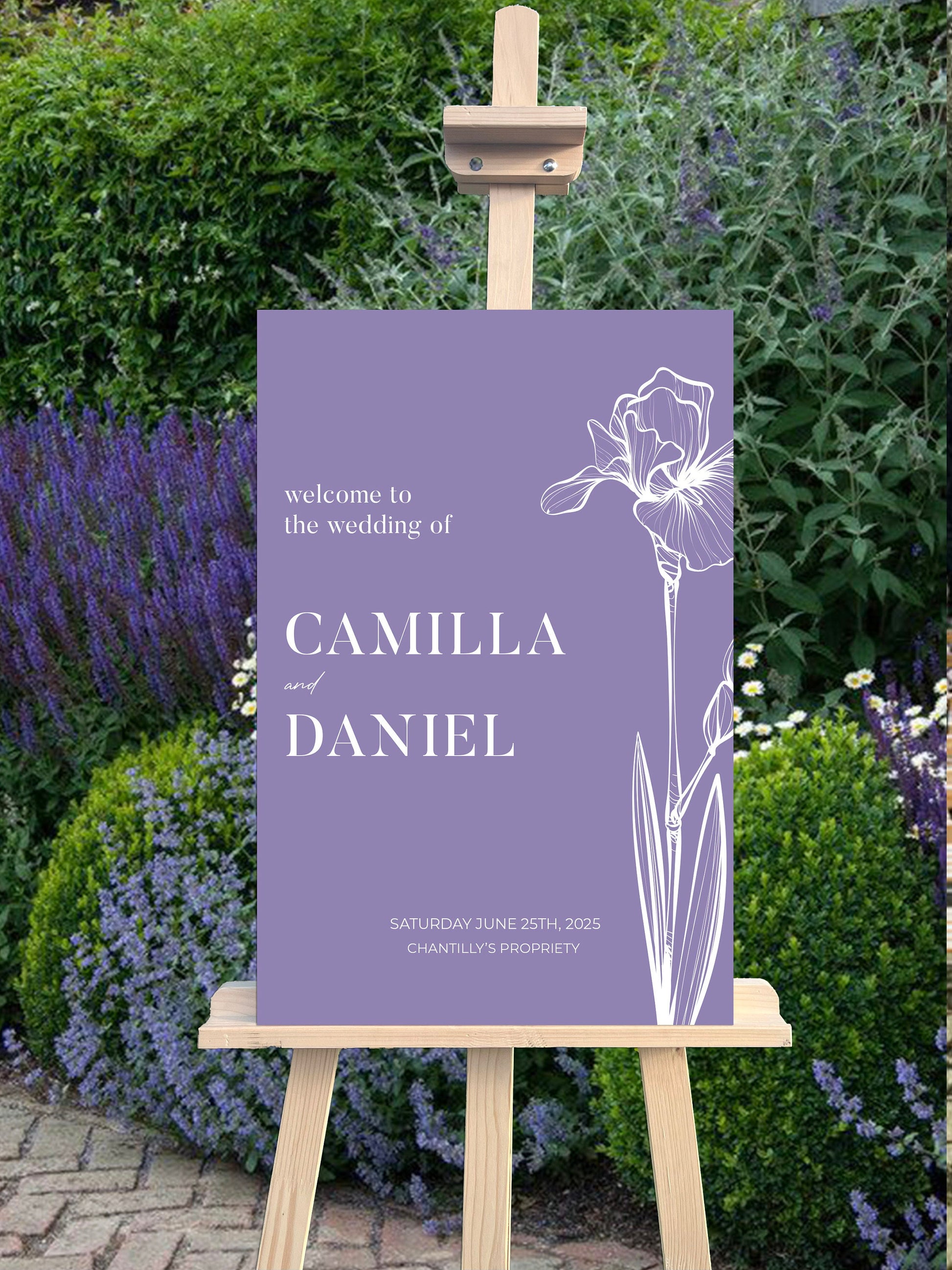 Panneau de bienvenue mariage en forex lila, personnalisé avec prénoms, lieu et date, décoré d’une fleur stylisée pour une ambiance douce et romantique.