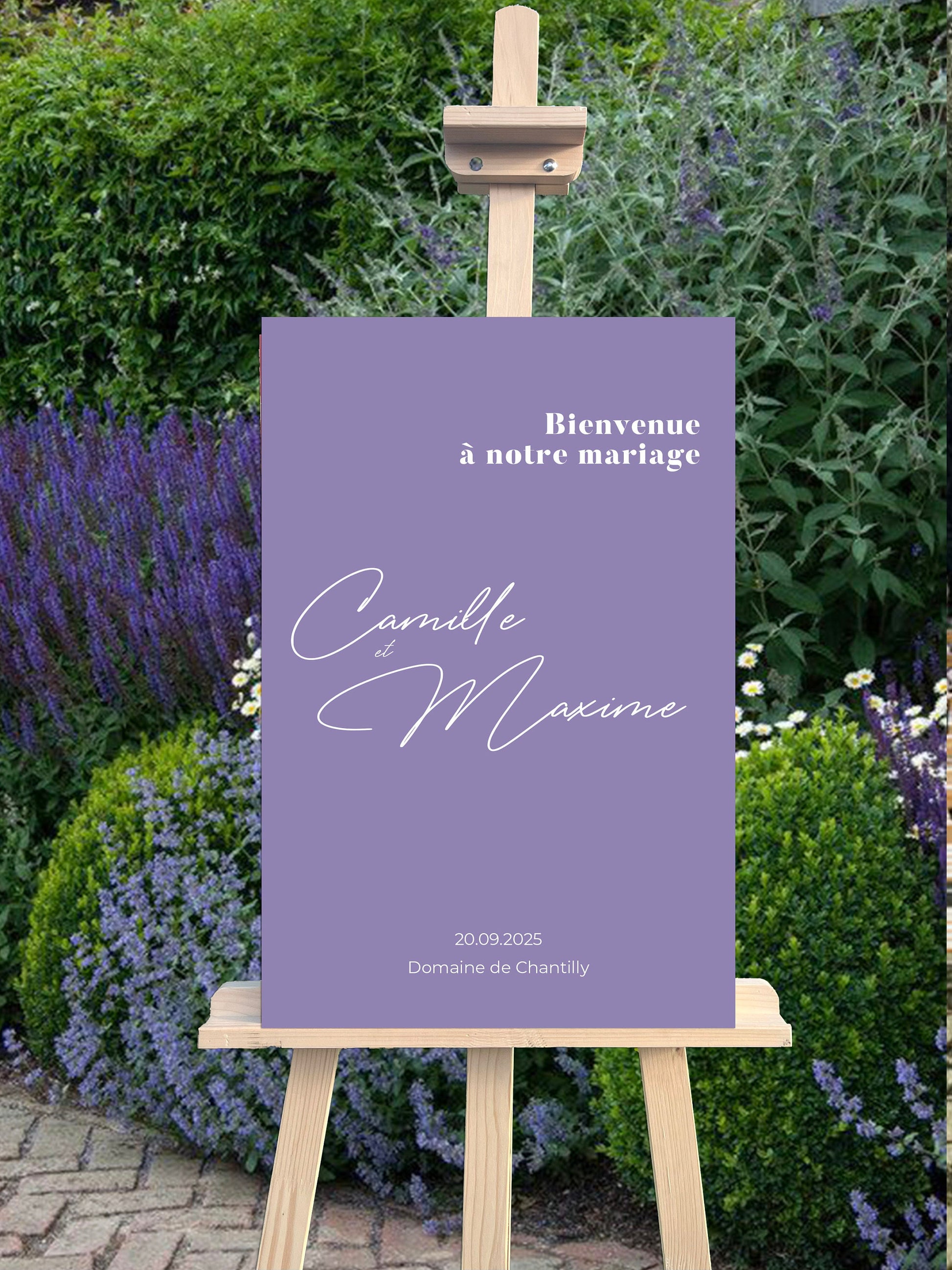 Panneau de bienvenue mariage en forex lila, personnalisé avec prénoms, lieu et date, au design simple et épuré.