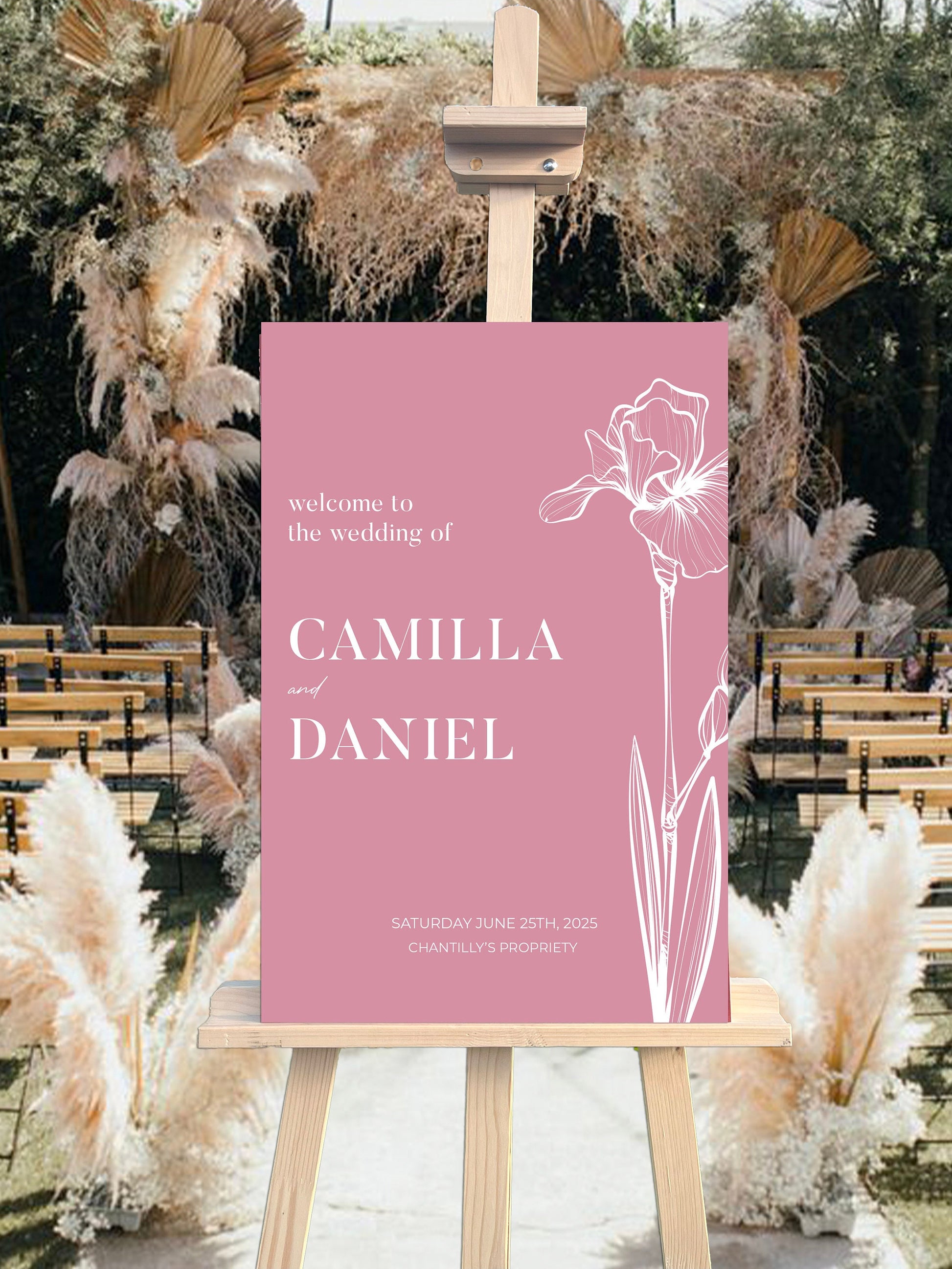 Panneau de bienvenue mariage en forex rose, personnalisé avec prénoms, lieu et date, décoré d’une fleur pour un style élégant et romantique.