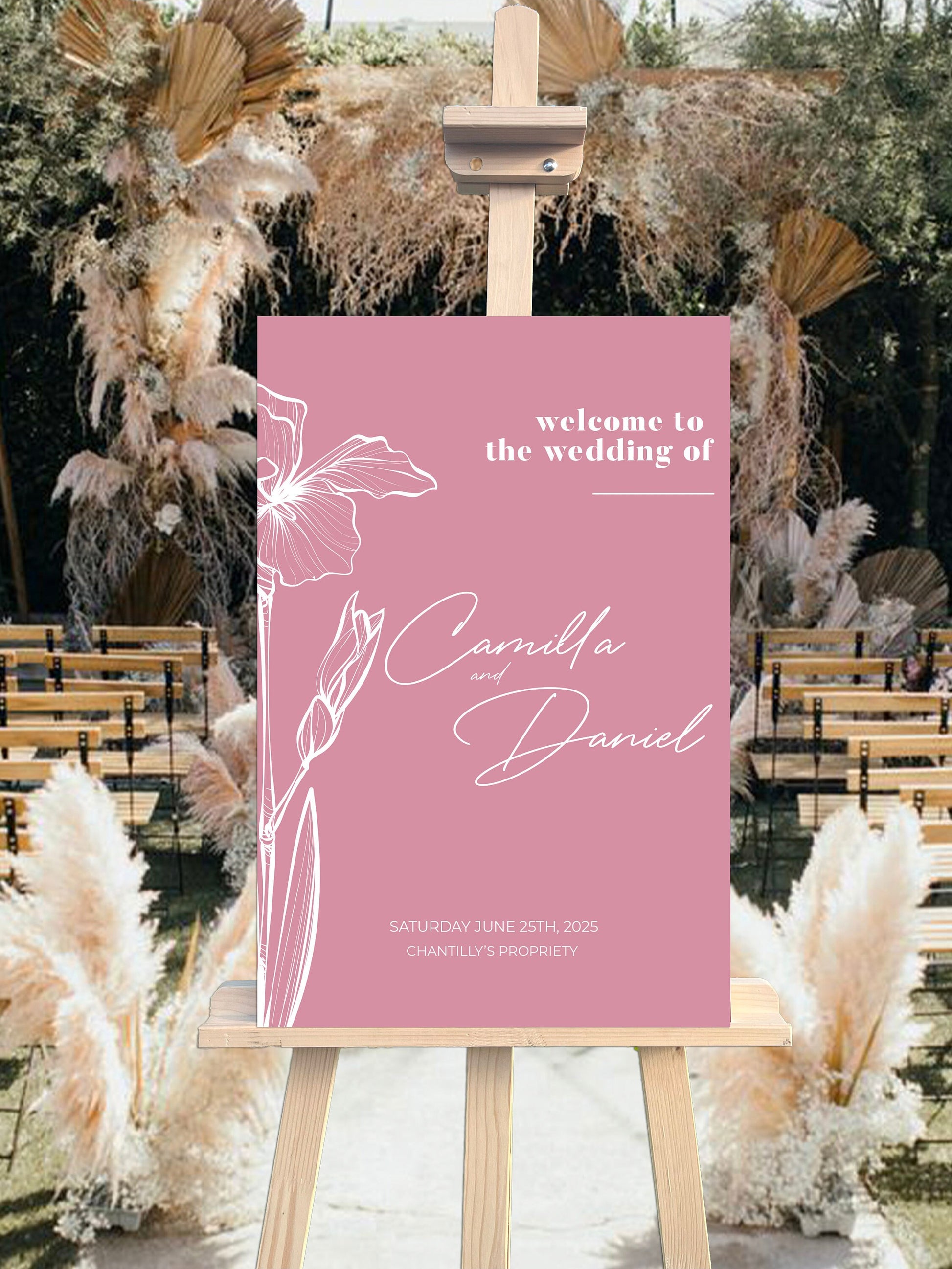 Panneau de bienvenue mariage en forex rose poudré, personnalisé avec prénoms, lieu et date, orné d’une grande fleur stylisée pour un effet romantique et raffiné.