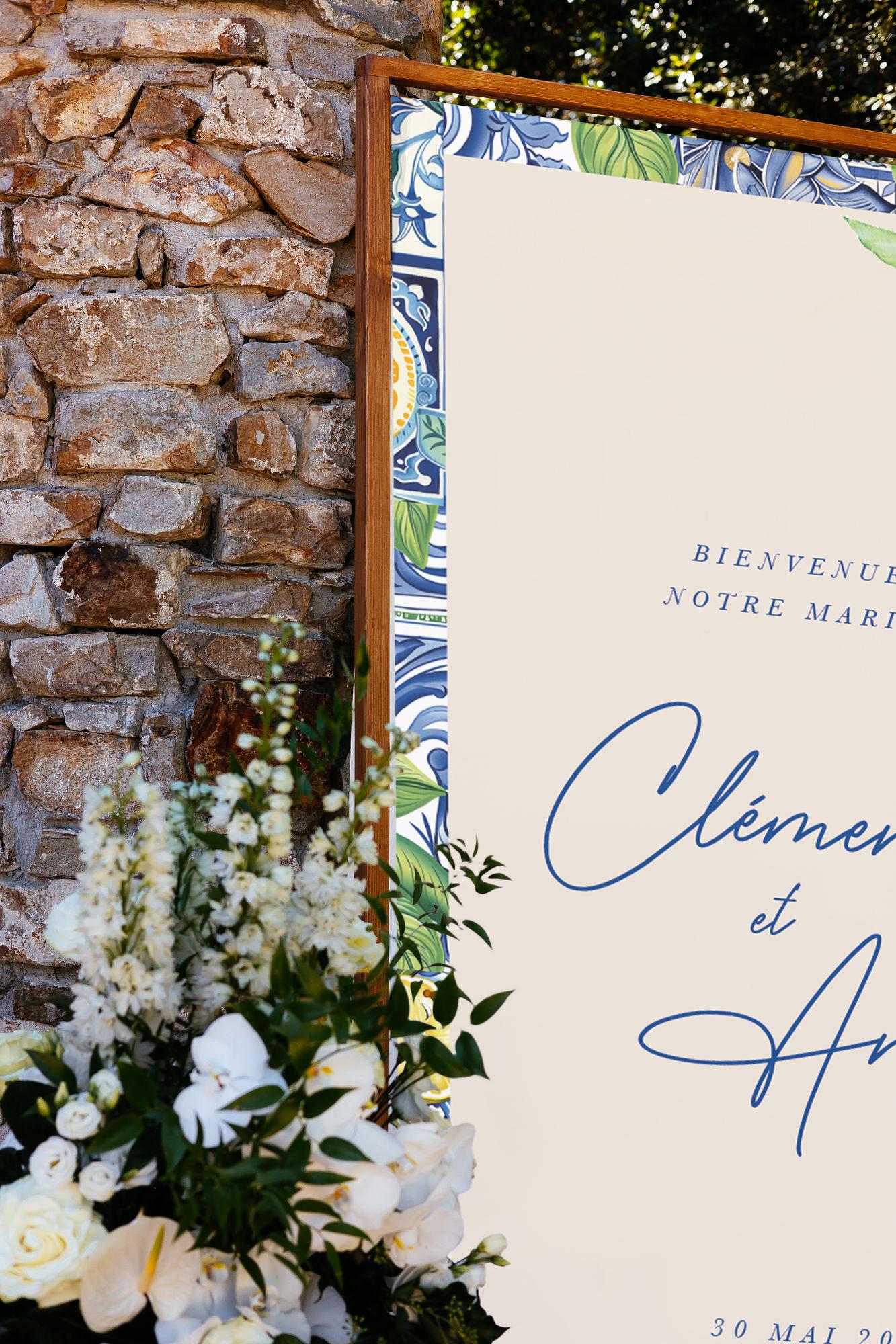 Panneau de bienvenue mariage en lin, personnalisé avec prénoms, lieu et date, décoré de citrons esprit Dolce Vita pour une ambiance estivale et méditerranéenne.