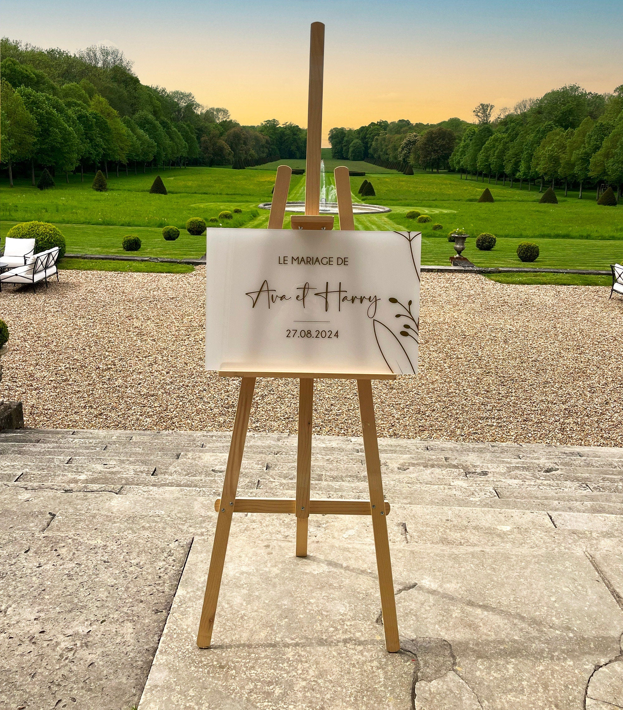 Panneau de bienvenue de mariage en plexiglass givré avec texte et fleur dorés, design minimaliste et élégant