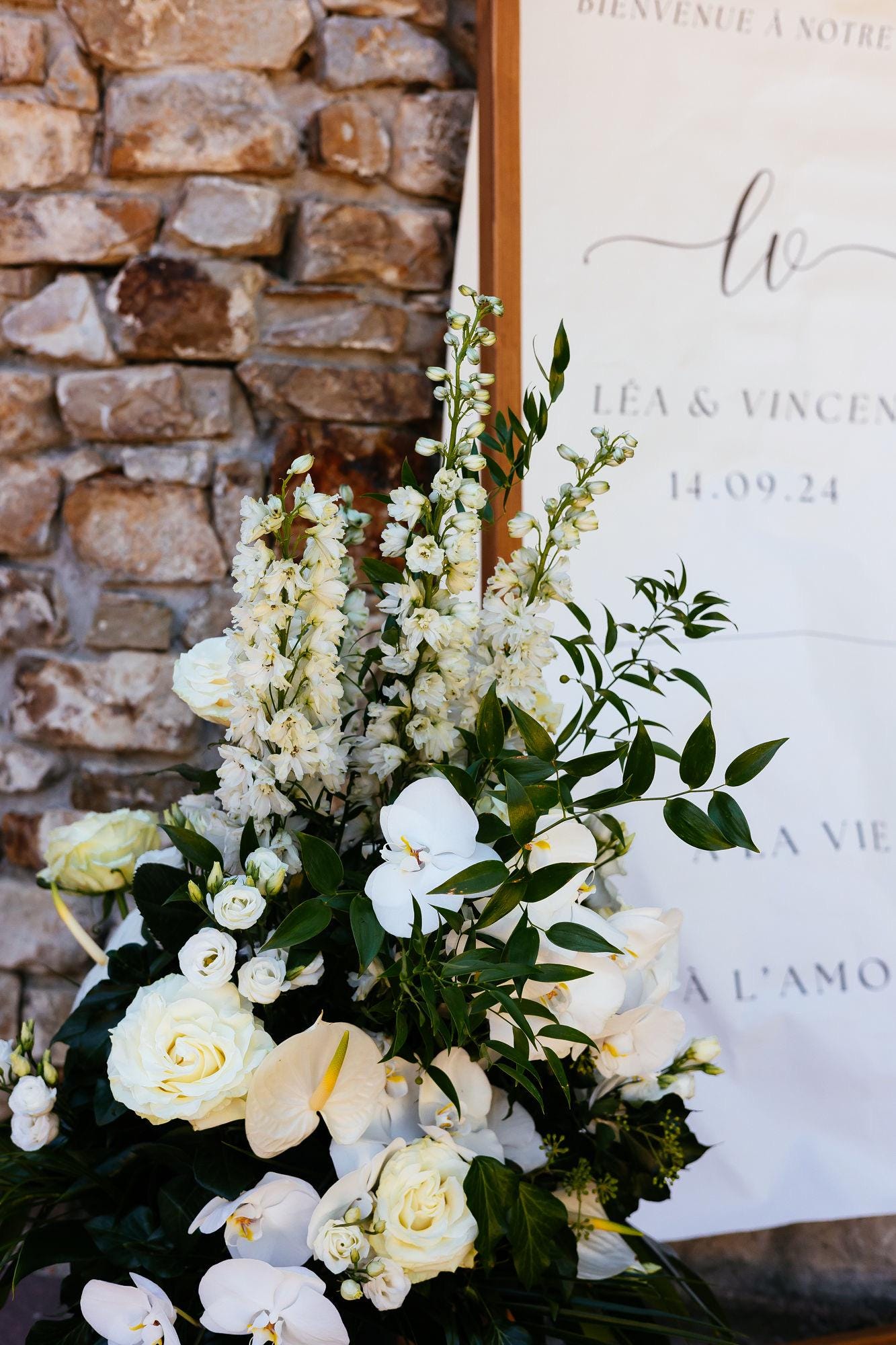 Panneau mariage en tissu effet lin, au design minimaliste centré sur les initiales des mariés, ambiance sobre et contemporaine.
