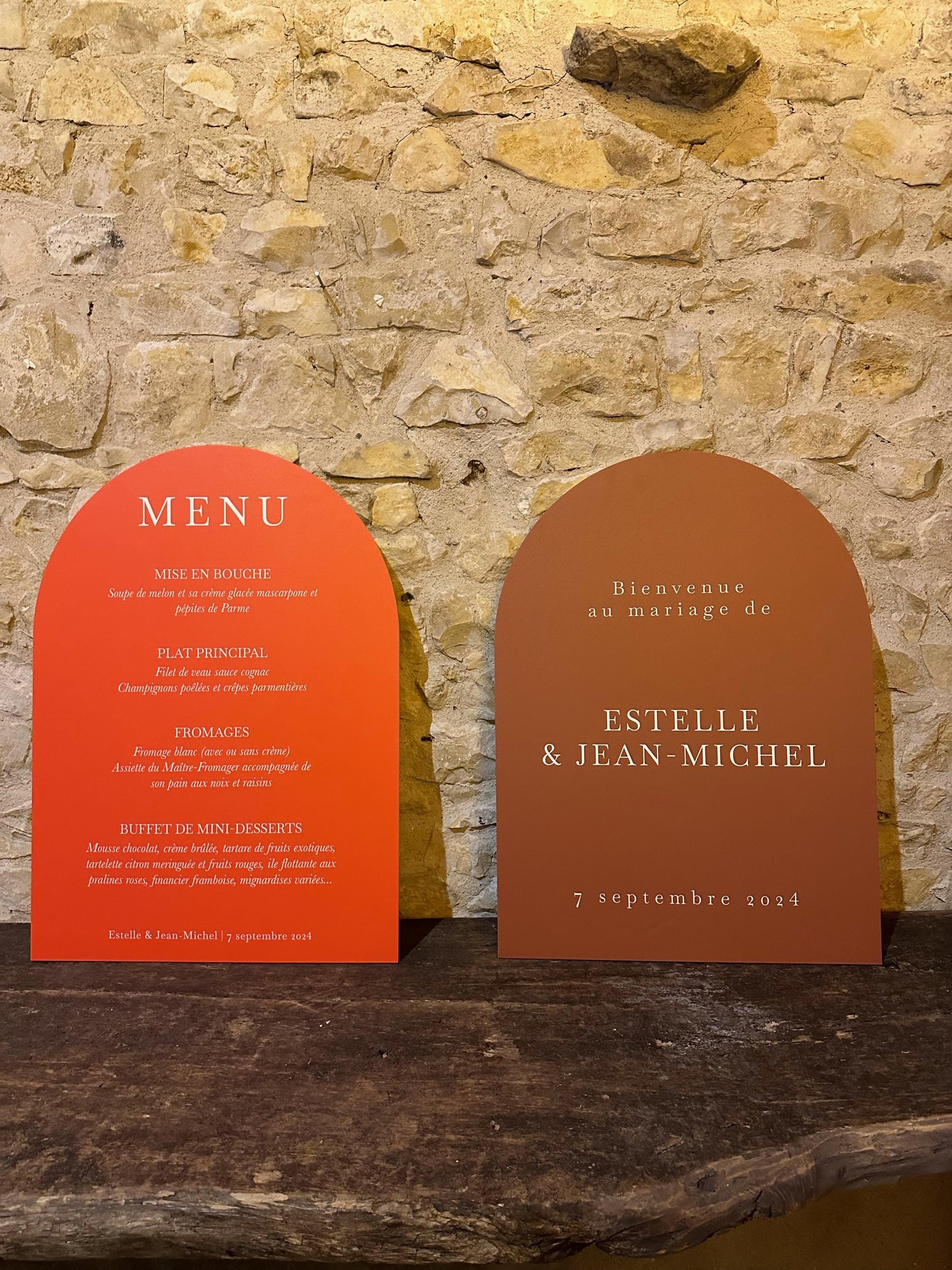 Menu mariage en dibond, forme arche, couleur orange vif éclatante, pour une touche moderne et dynamique à la décoration.