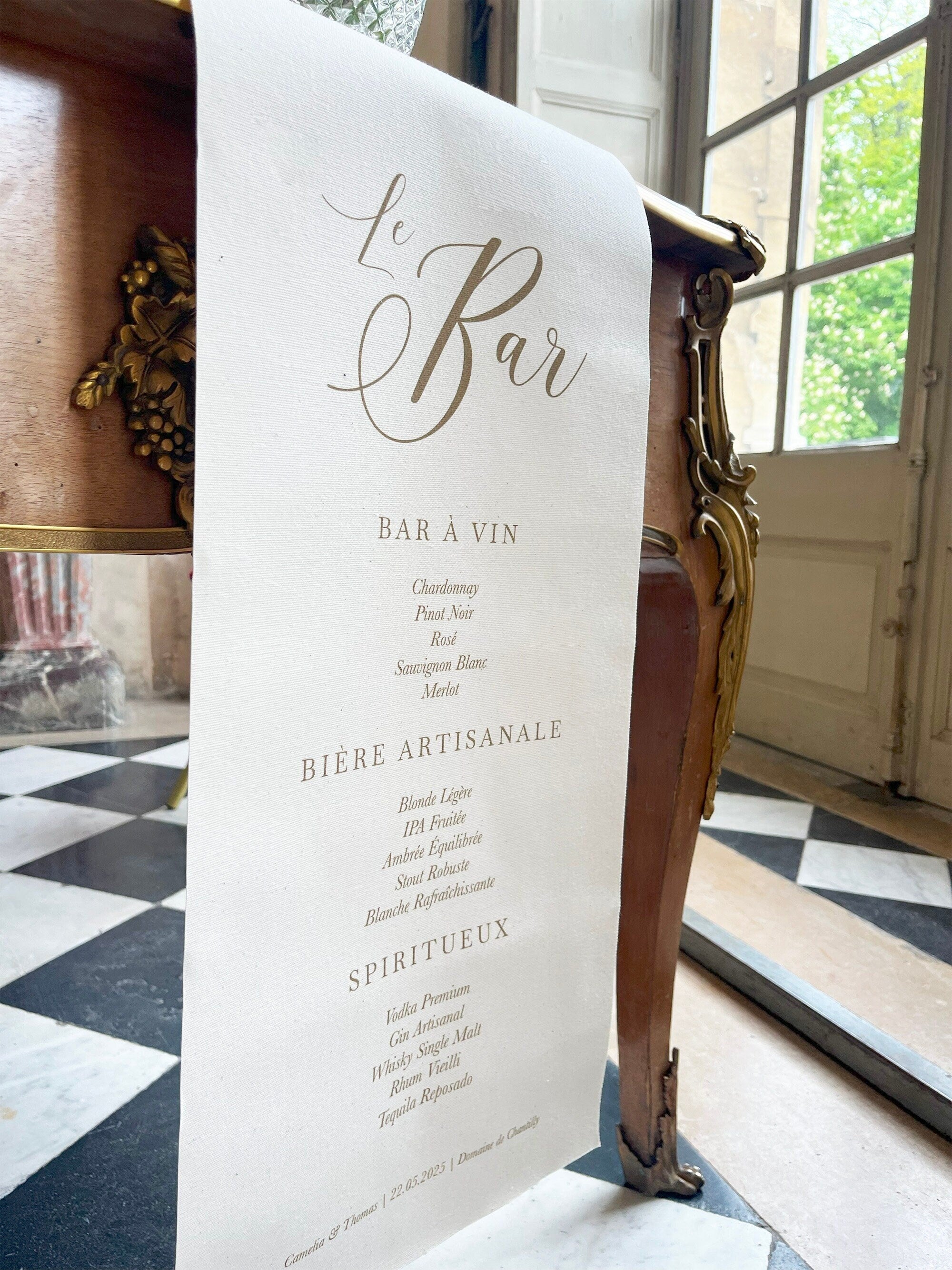 Menu "Le Bar" coloris ocre, imprimé sur toile vergé aspect lin. Il se dispose comme un chemin de table.