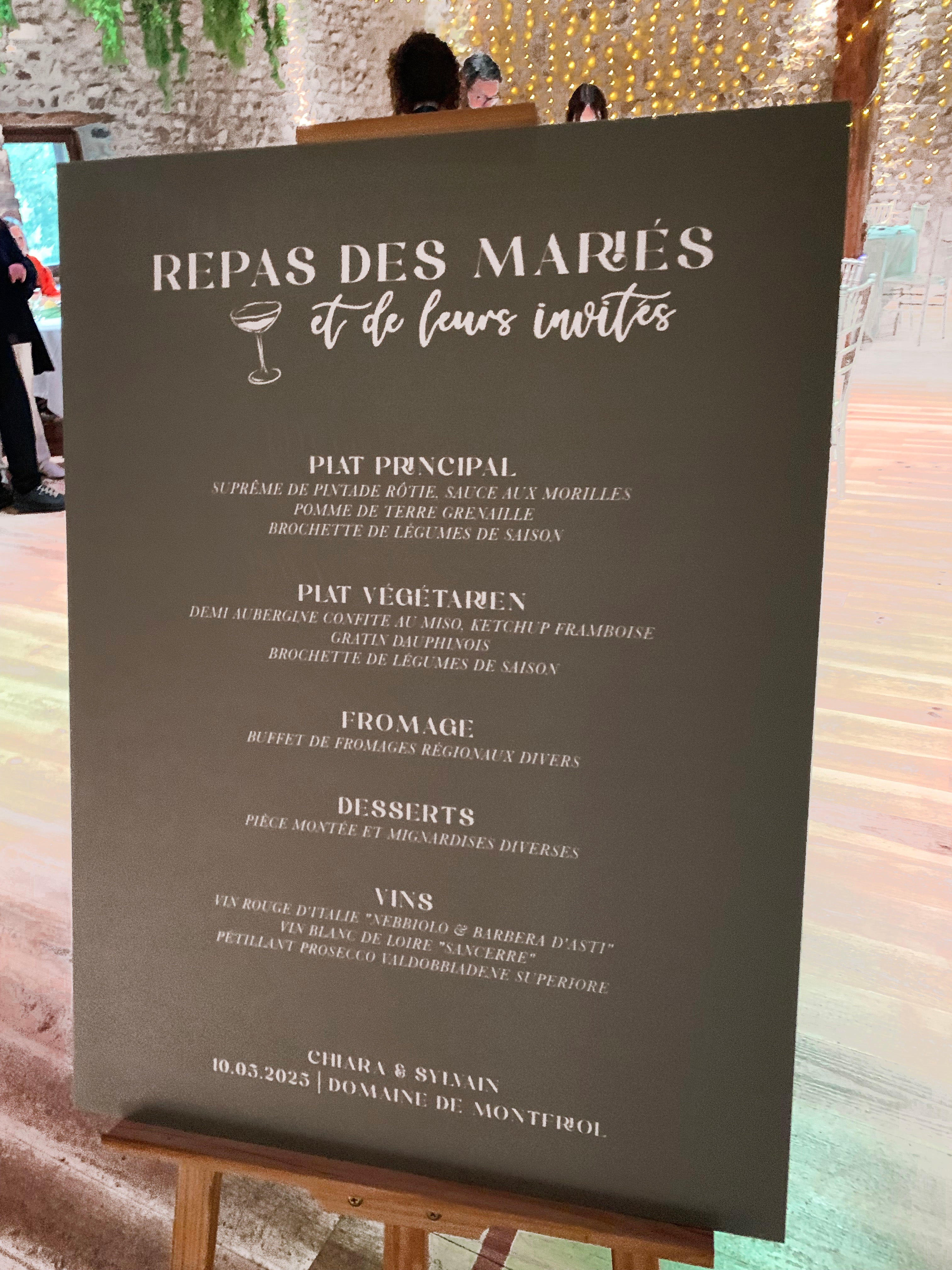 Menu de mariage grand format illustré de verres qui trinquent, personnalisé avec prénoms et date, imprimé sur forex, photo d'un mariage.