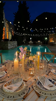 Menu de mariage en lin disposé sur une assiette avec une serviette et des éléments floraux pour une table élégante.