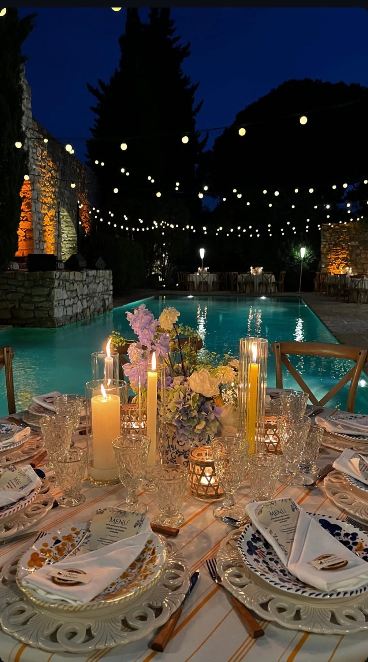 Menu de mariage en lin disposé sur une assiette avec une serviette et des éléments floraux pour une table élégante.