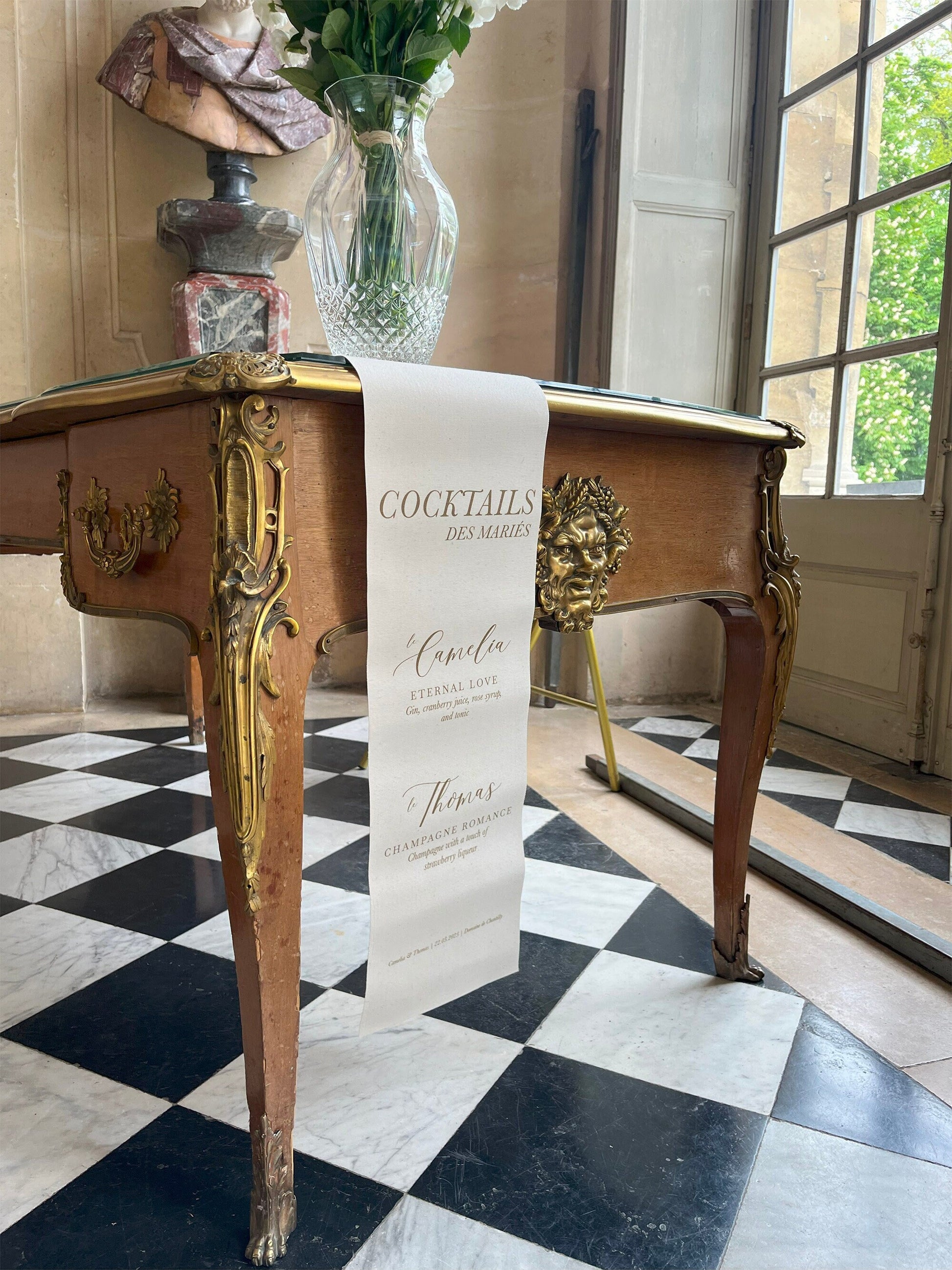 Menu en tissu lin, texte coloris ocre, avec le titre "Cocktails des mariés."