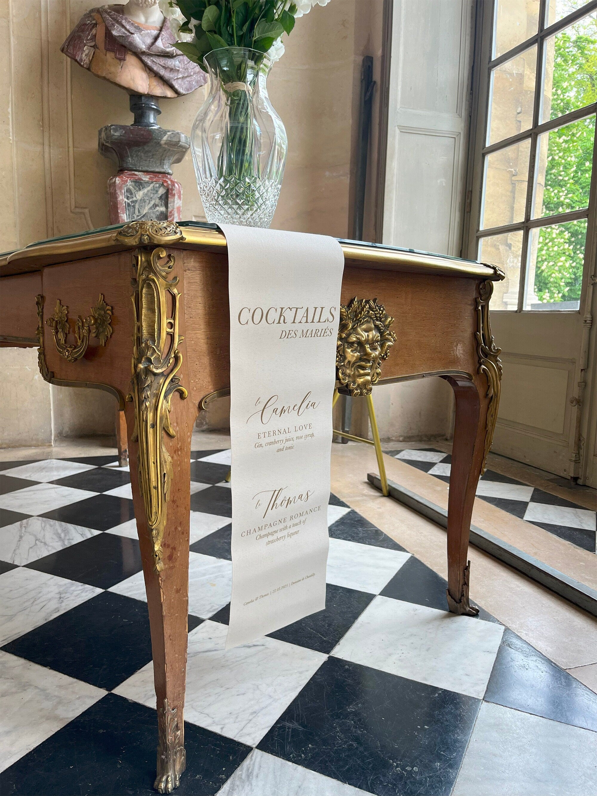 Menu en tissu lin, texte coloris ocre, avec le titre "Cocktails des mariés."