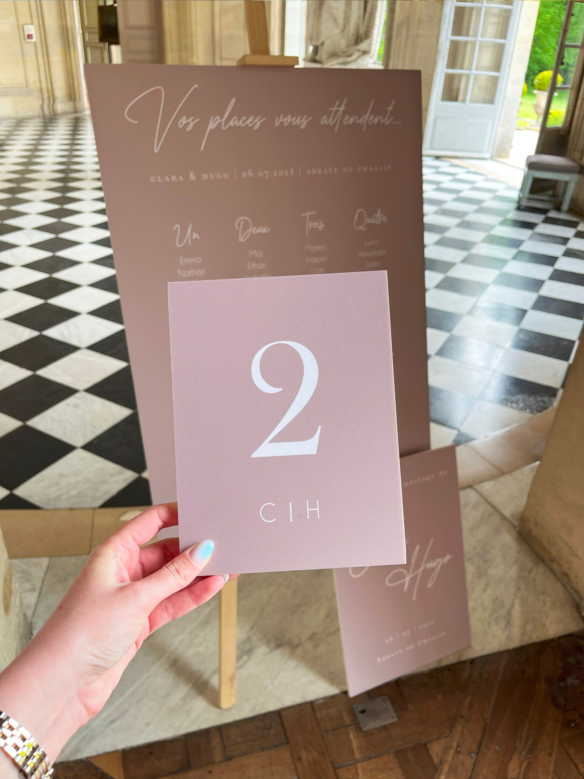 Numéro de table mariage couleur beige, design 1, format 15x20 cm, en association avec le panneau de bienvenue en le plan de table assortis.
