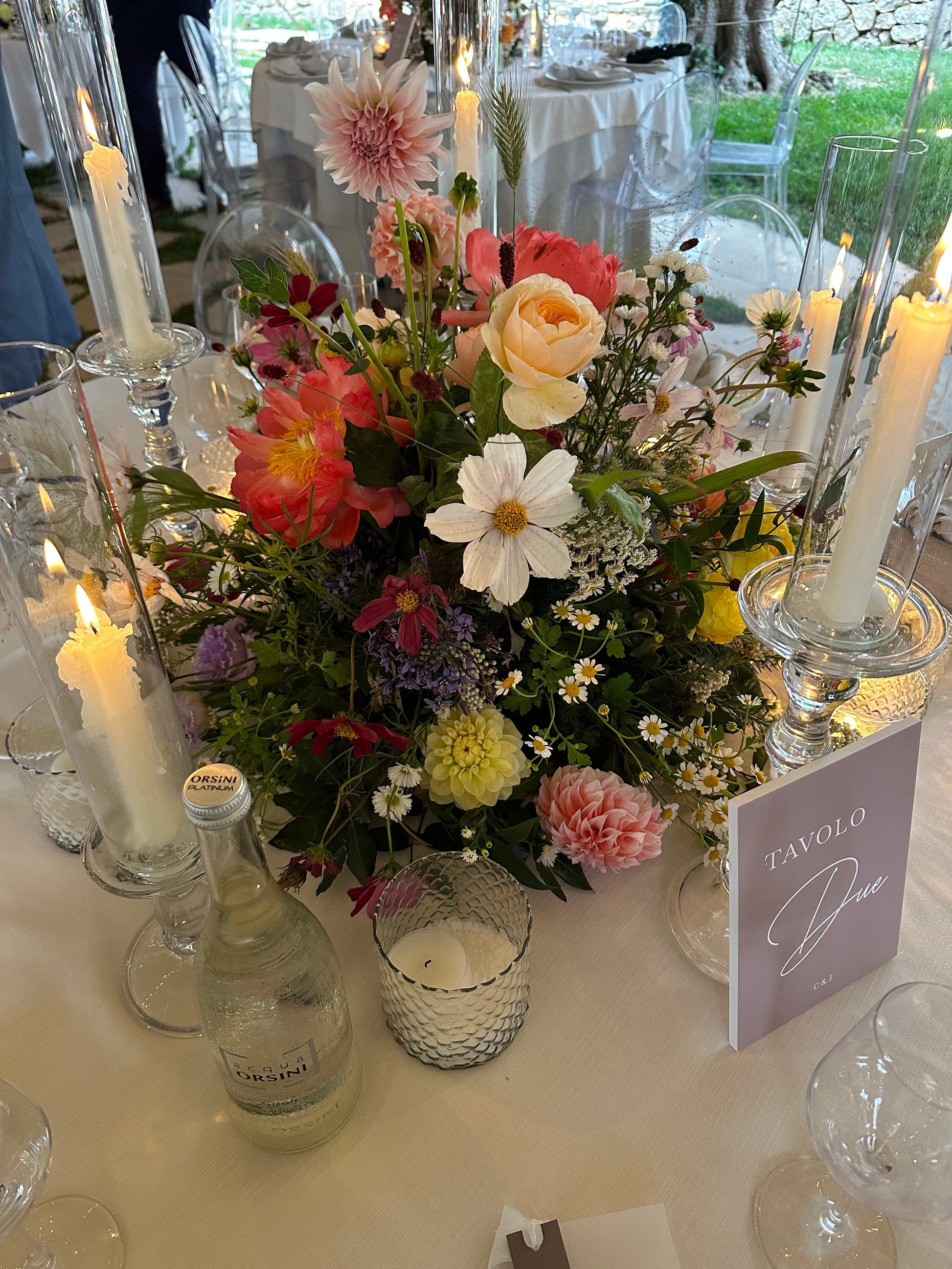 Numéro de table mariage couleur terracotta, design 1, format 15x20 cm, installé au centre d'une jolie table de mariage.