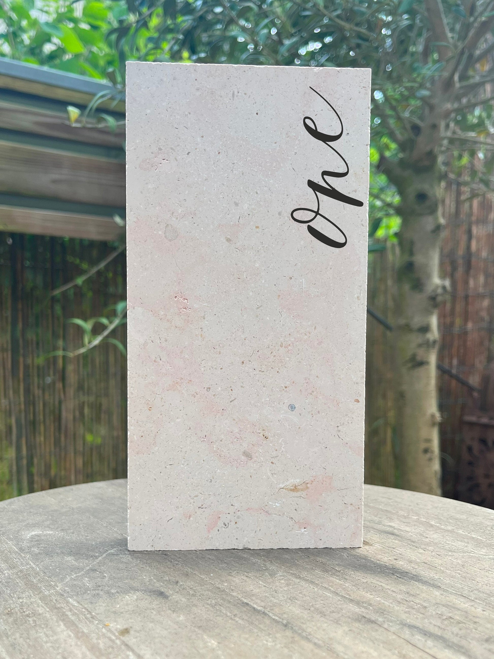 Numéro de table en pierre naturelle beige, vue de face, imprimé pour mariage, design 3.
