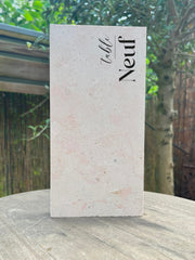 Numéro de table en pierre naturelle beige, vue de face, imprimé pour mariage.