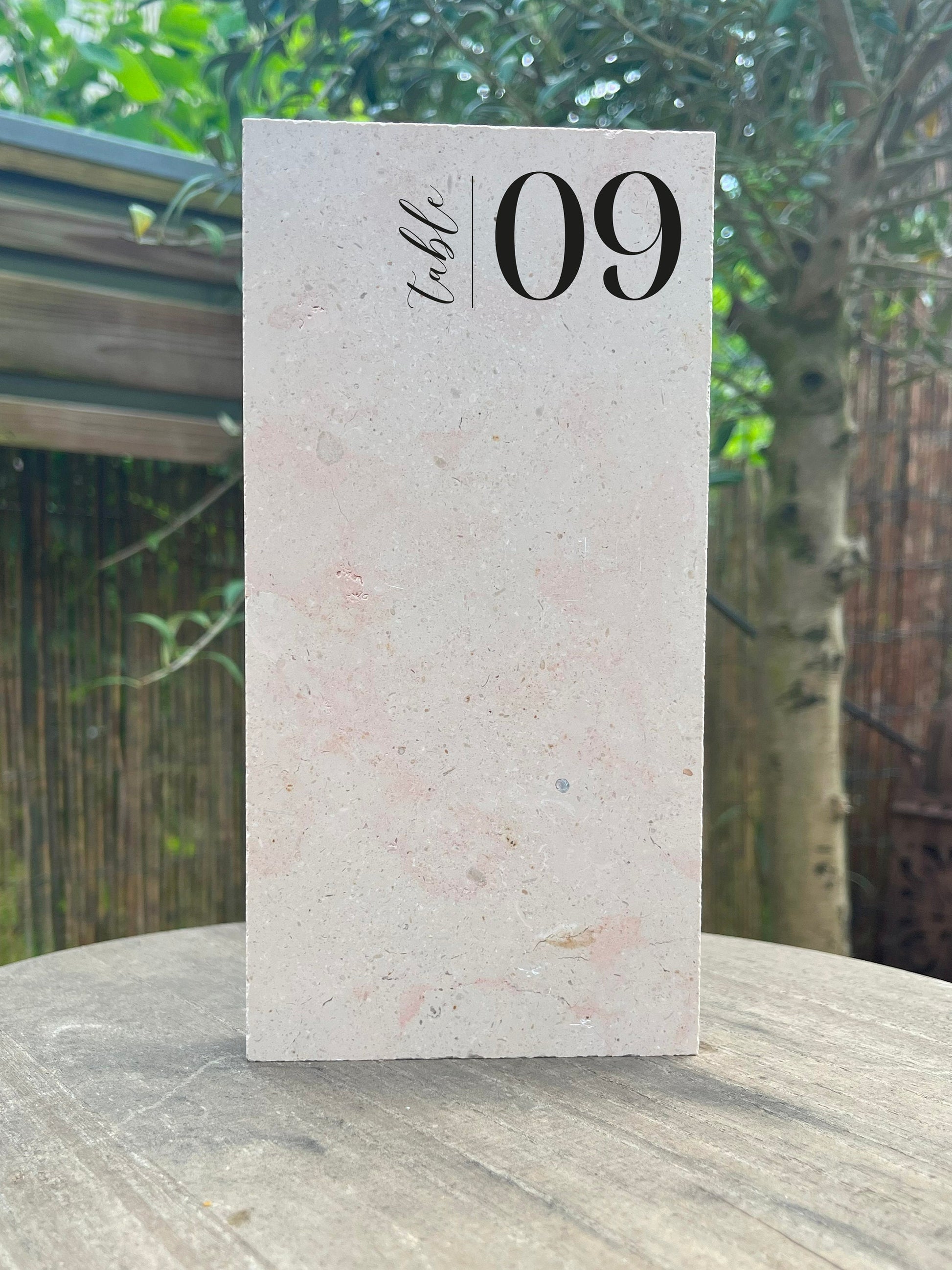 Numéro de table en pierre naturelle beige, vue de face, imprimé pour mariage,design 4.