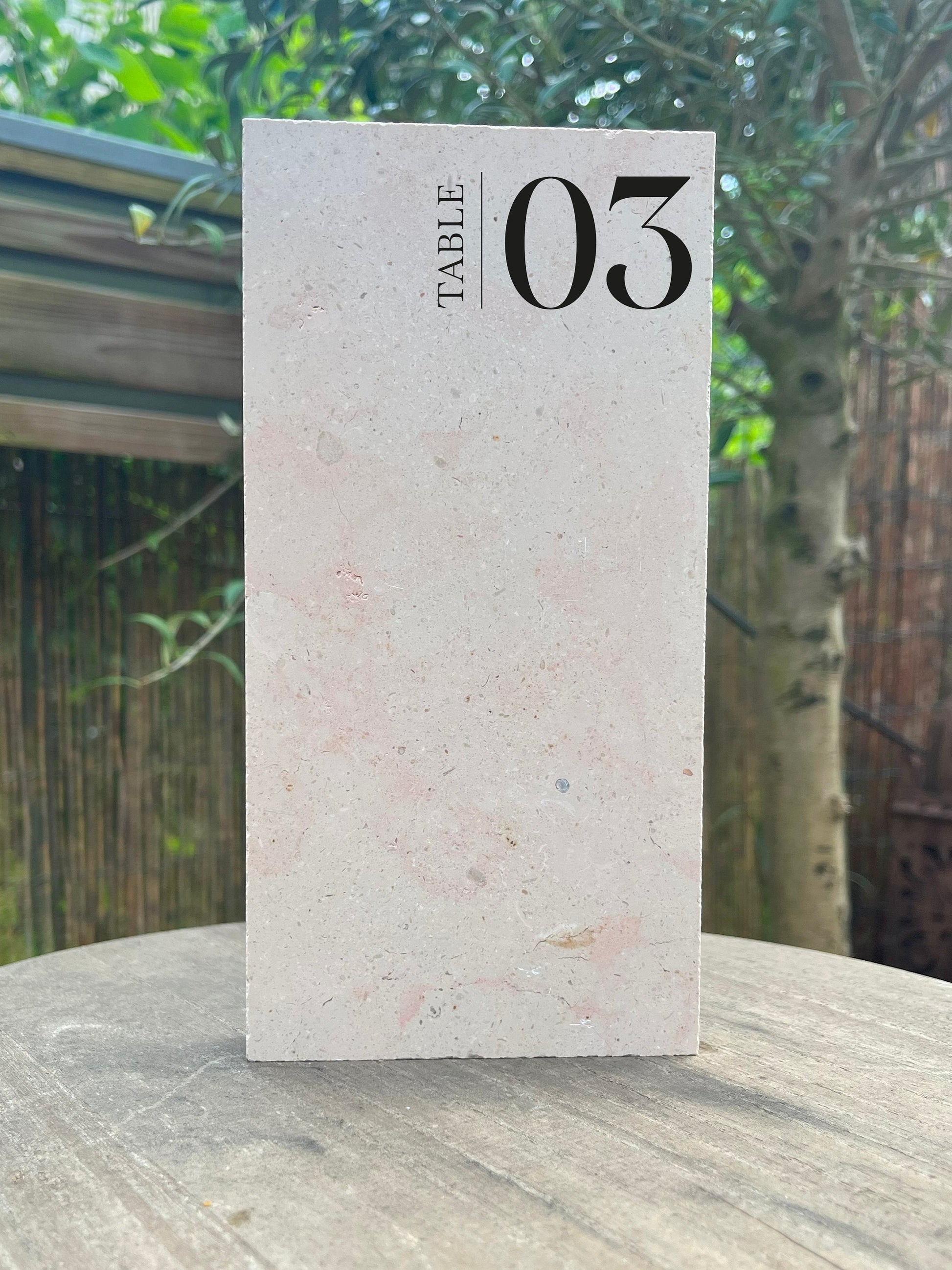 Numéro de table en pierre naturelle beige, vue de face, imprimé pour mariage, design 2.