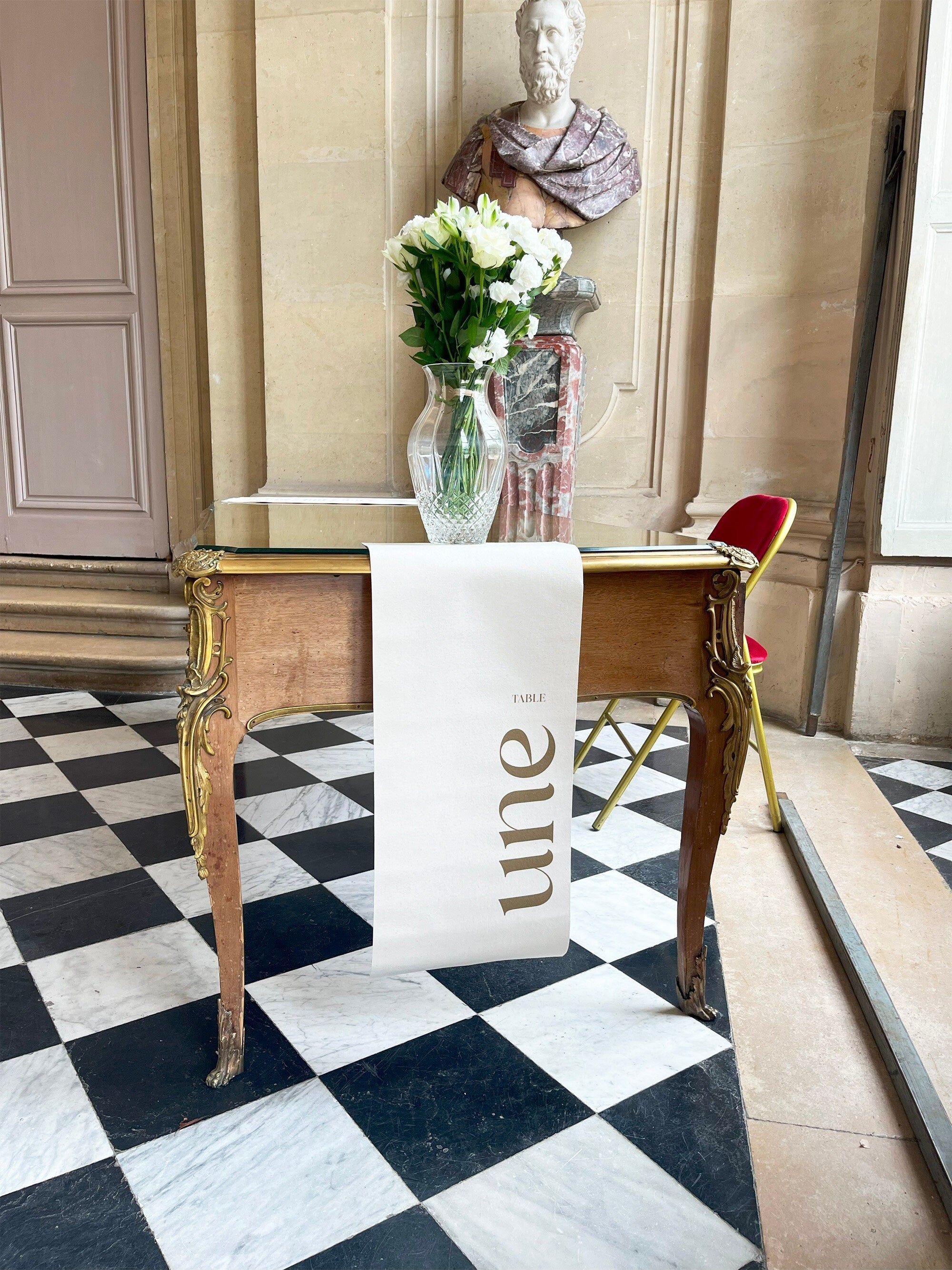 Numéro de table en toile beige design 1.