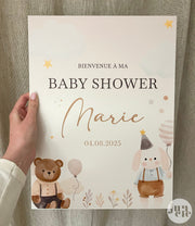 Panneau de baby shower en forex rigide, format XL, personnalisé avec illustrations mignonnes de lapin et ourson, dans des tons beige doux, idéal pour une décoration chaleureuse et tendre.