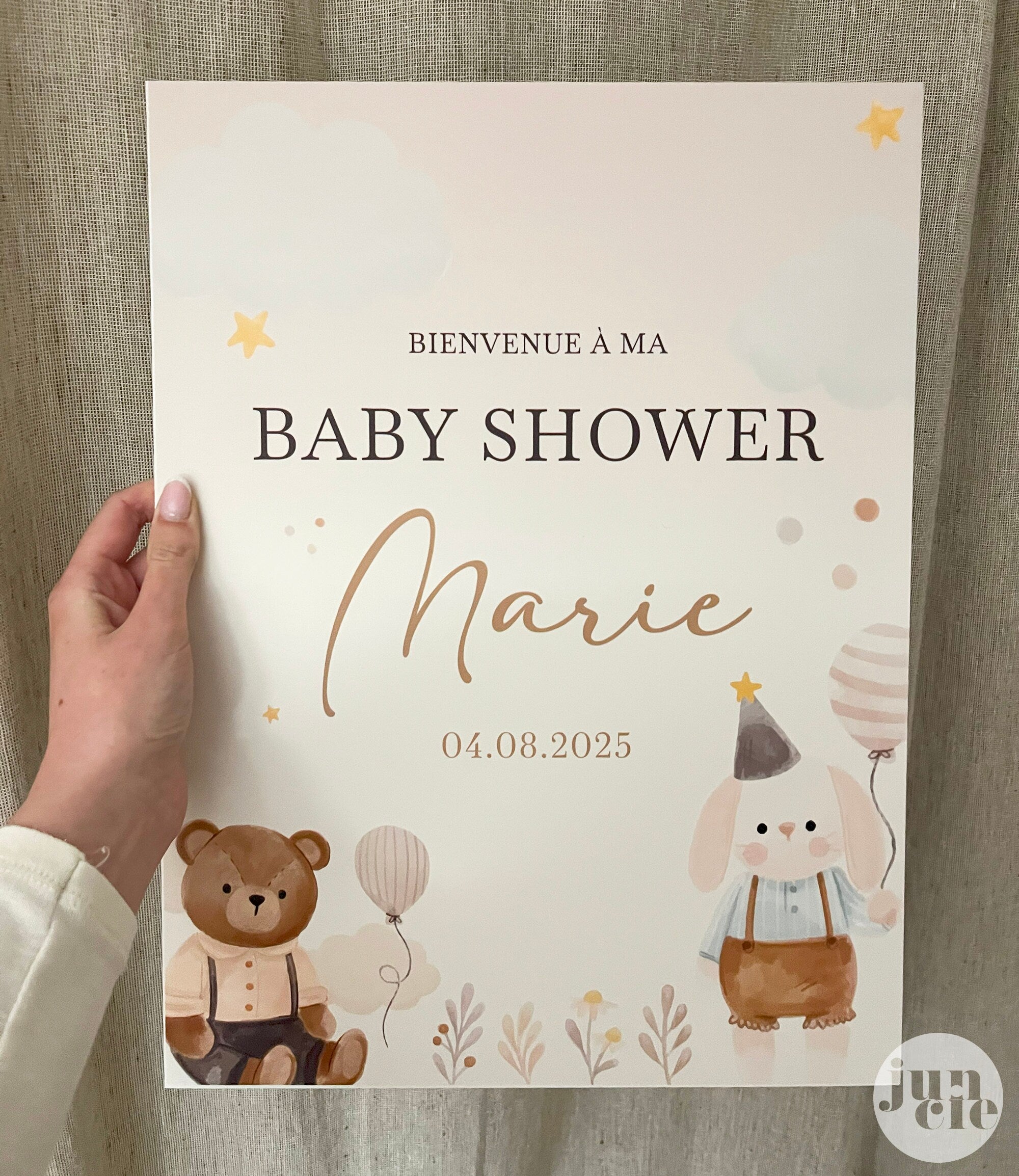 Panneau de baby shower en forex rigide, format XL, personnalisé avec illustrations mignonnes de lapin et ourson, dans des tons beige doux, idéal pour une décoration chaleureuse et tendre.