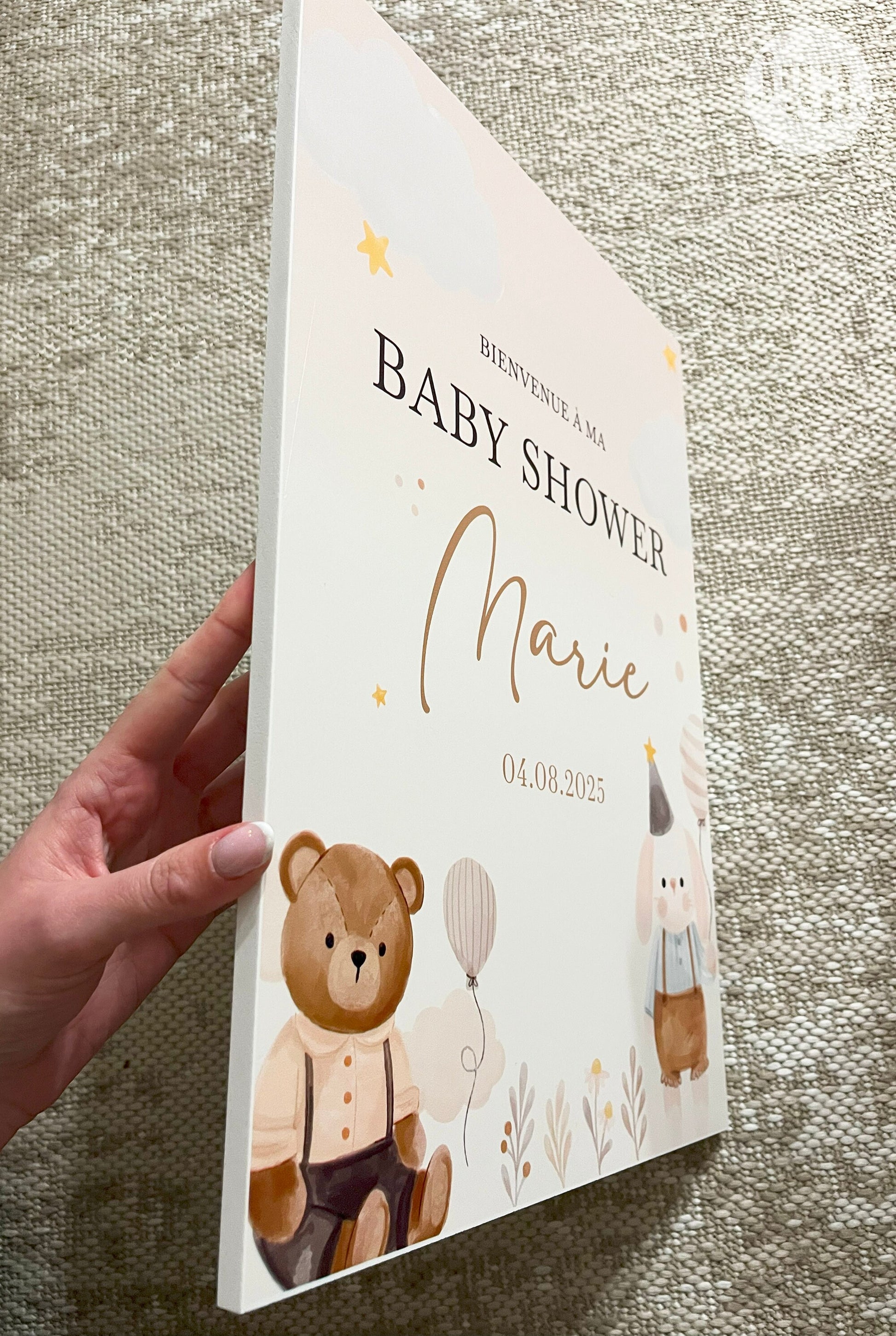 Panneau baby shower en forex 6 mm, grand format, illustré avec des dessins adorables de lapin et d’ourson, tons beige doux, idéal pour une fête chaleureuse.