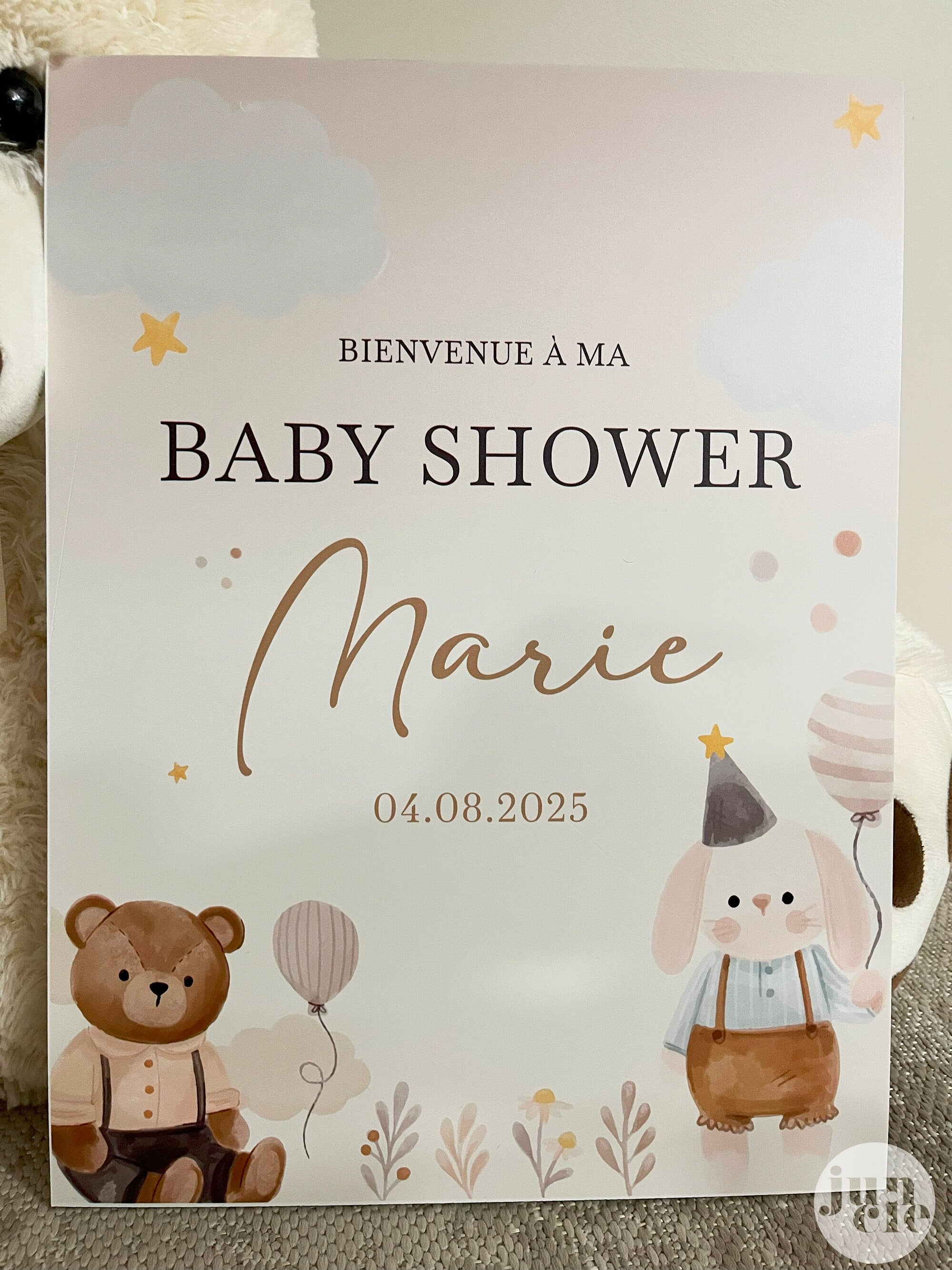 Grand panneau baby shower en forex rigide, décor lapin et ourson dans des teintes beige naturelles, parfait pour une déco douce et conviviale.