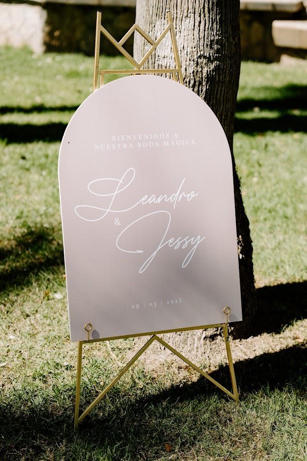 Panneau de bienvenue mariage en dibond beige, forme arche élégante, idéal pour une décoration naturelle et épurée.