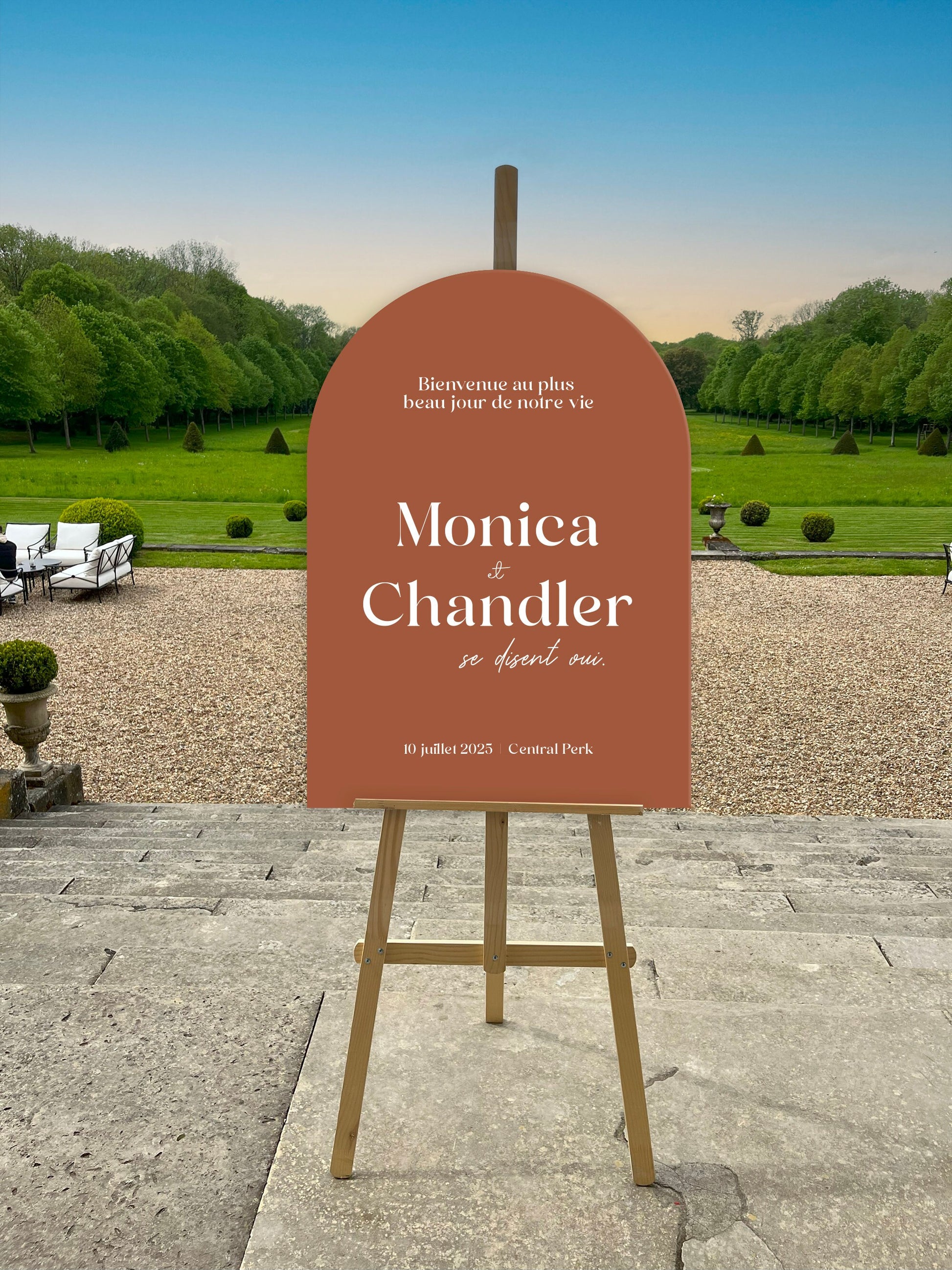 Panneau de bienvenue mariage en dibond terracotta, forme arche chaleureuse, parfait pour une décoration bohème et élégante.