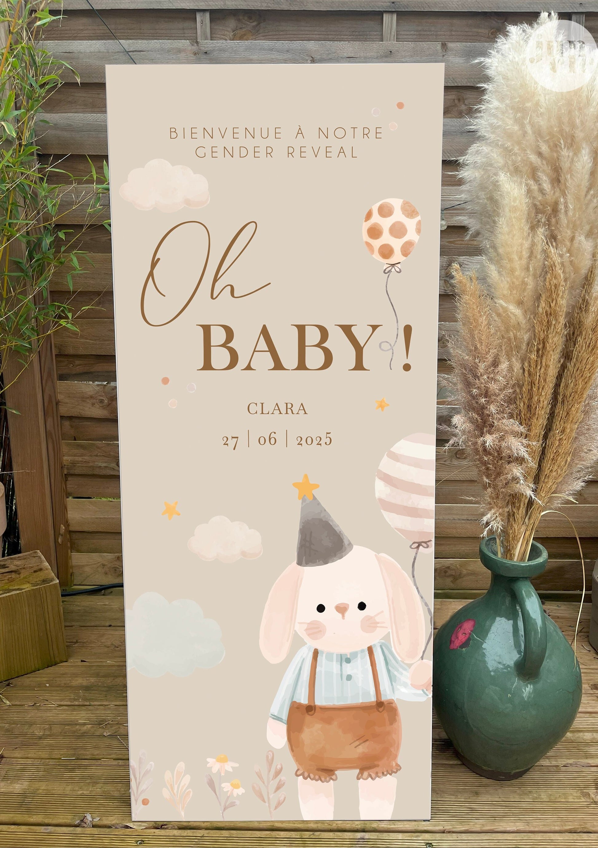 Panneau de bienvenue gender reveal XL en forex beige avec lapin personnalisé, décoration naissance élégante et moderne.