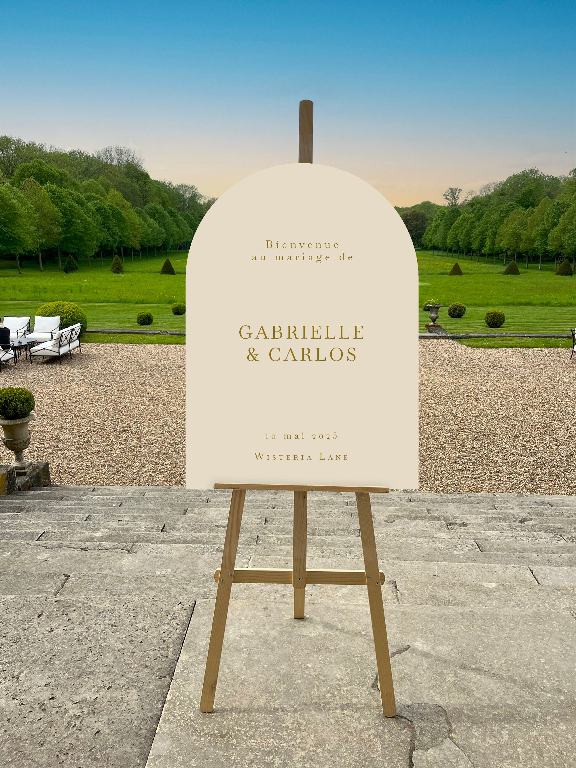 nneau de bienvenue mariage en dibond beige, forme arche élégante, idéal pour une décoration naturelle et épurée.