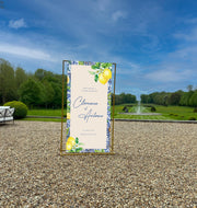 Panneau de bienvenue mariage en tissu aspect lin, illustré de citrons et feuillages dans un style Dolce Vita lumineux, ambiance élégante et méditerranéenne.