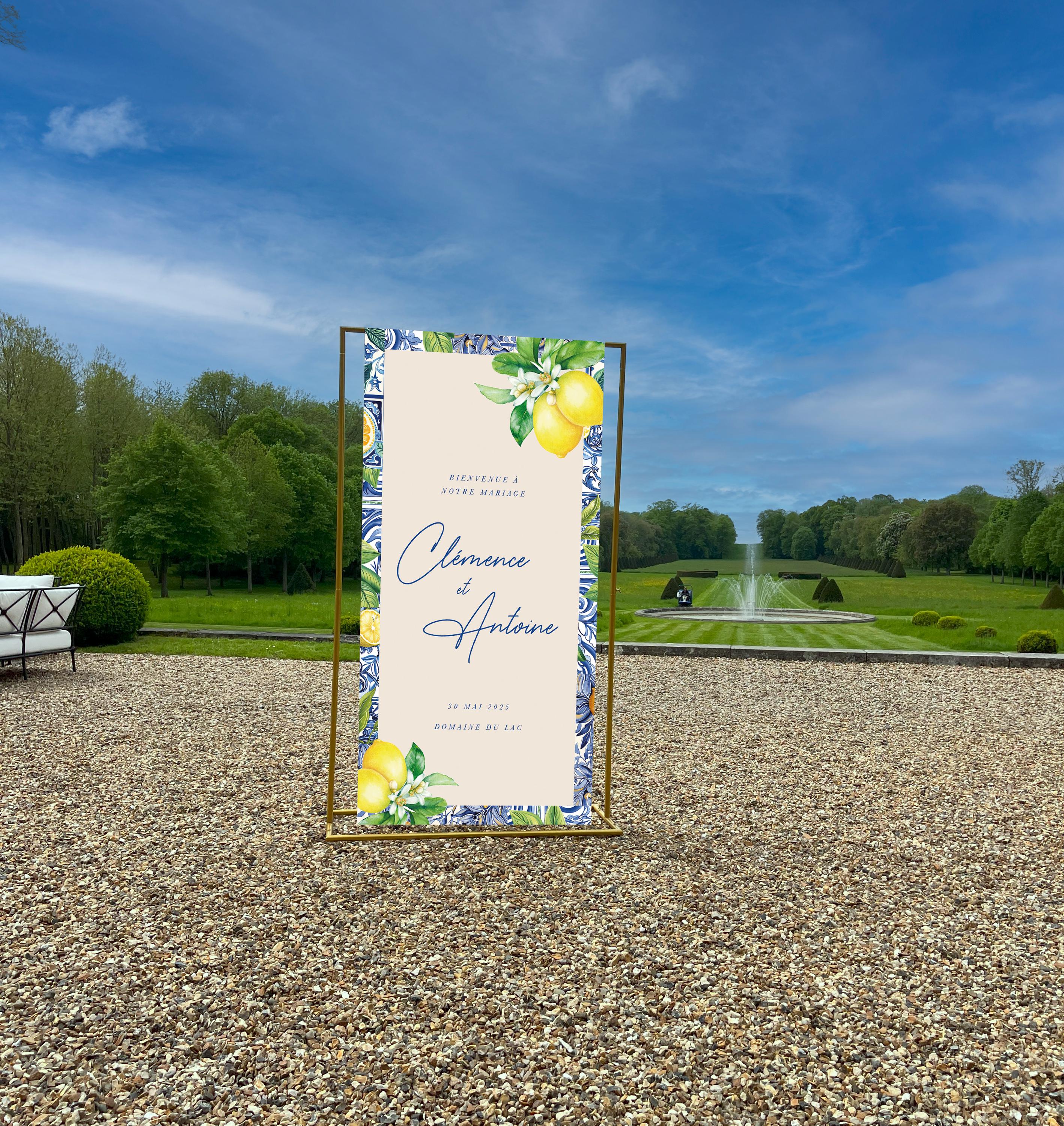 Panneau de bienvenue mariage en tissu aspect lin, illustré de citrons et feuillages dans un style Dolce Vita lumineux, ambiance élégante et méditerranéenne.