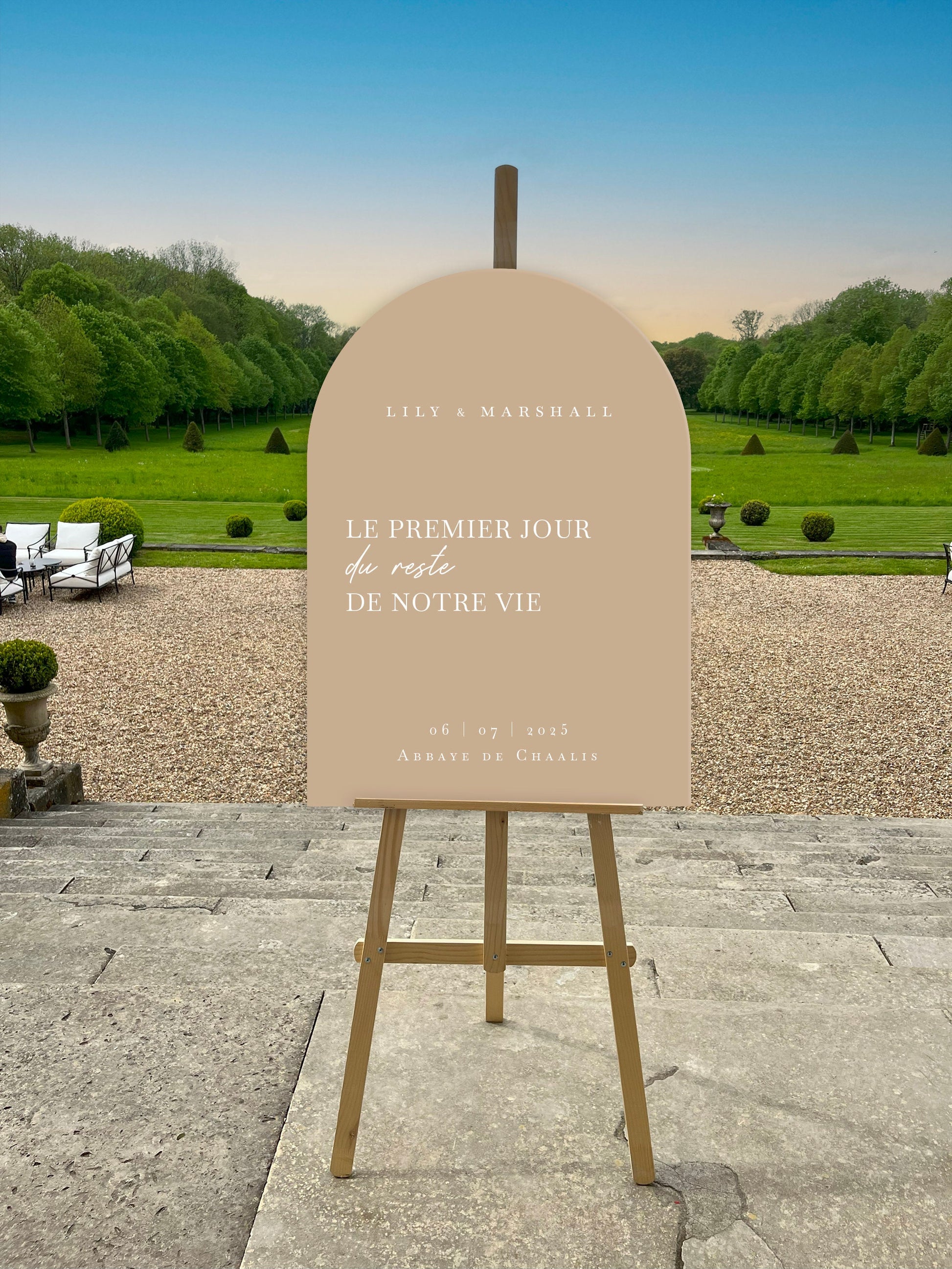 Panneau de bienvenue mariage coloris latte, avec l’inscription « Le premier jour du reste de notre vie », design élégant et chaleureux.