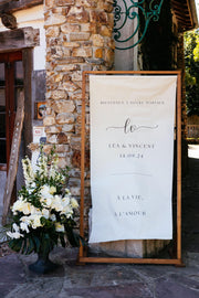 Panneau de bienvenue mariage en tissu effet lin, design minimaliste avec initiales des mariés, sobre et élégant.