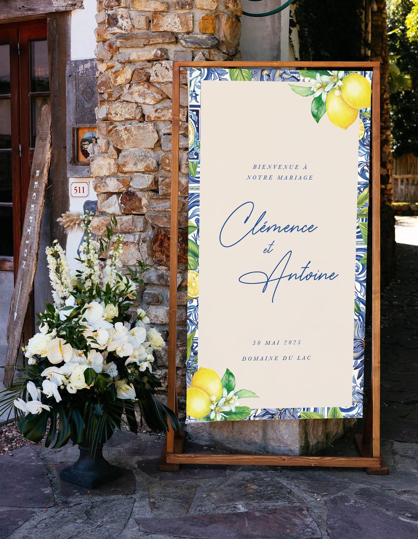 Panneau de bienvenue imprimé sur tissu effet lin, avec citrons jaunes et feuillage vert, pour une ambiance de mariage chic et méditerranéenne.