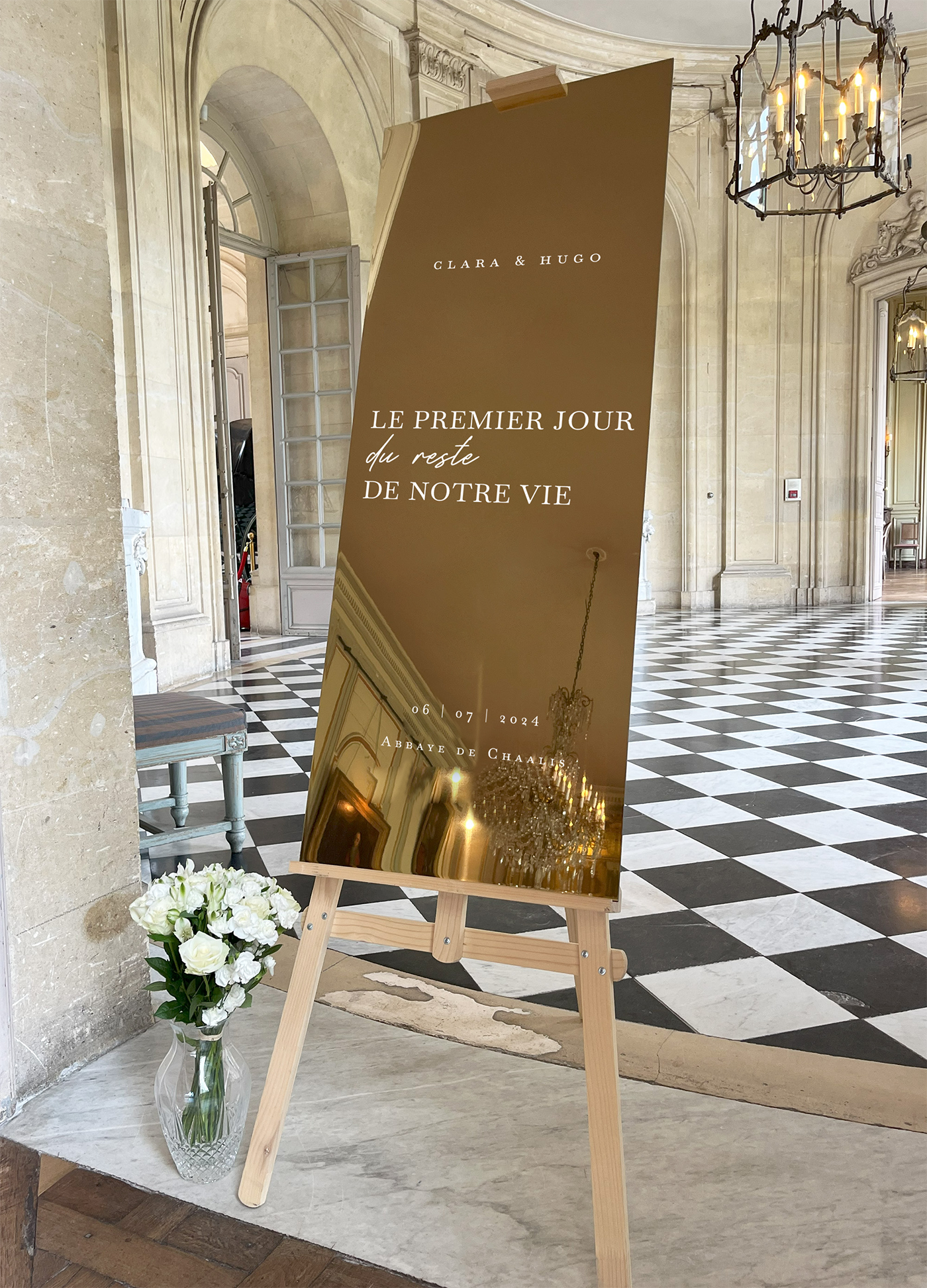Panneau de bienvenue en miroir doré avec le texte "Le premier jour du reste de notre vie", idéal pour décoration de mariage