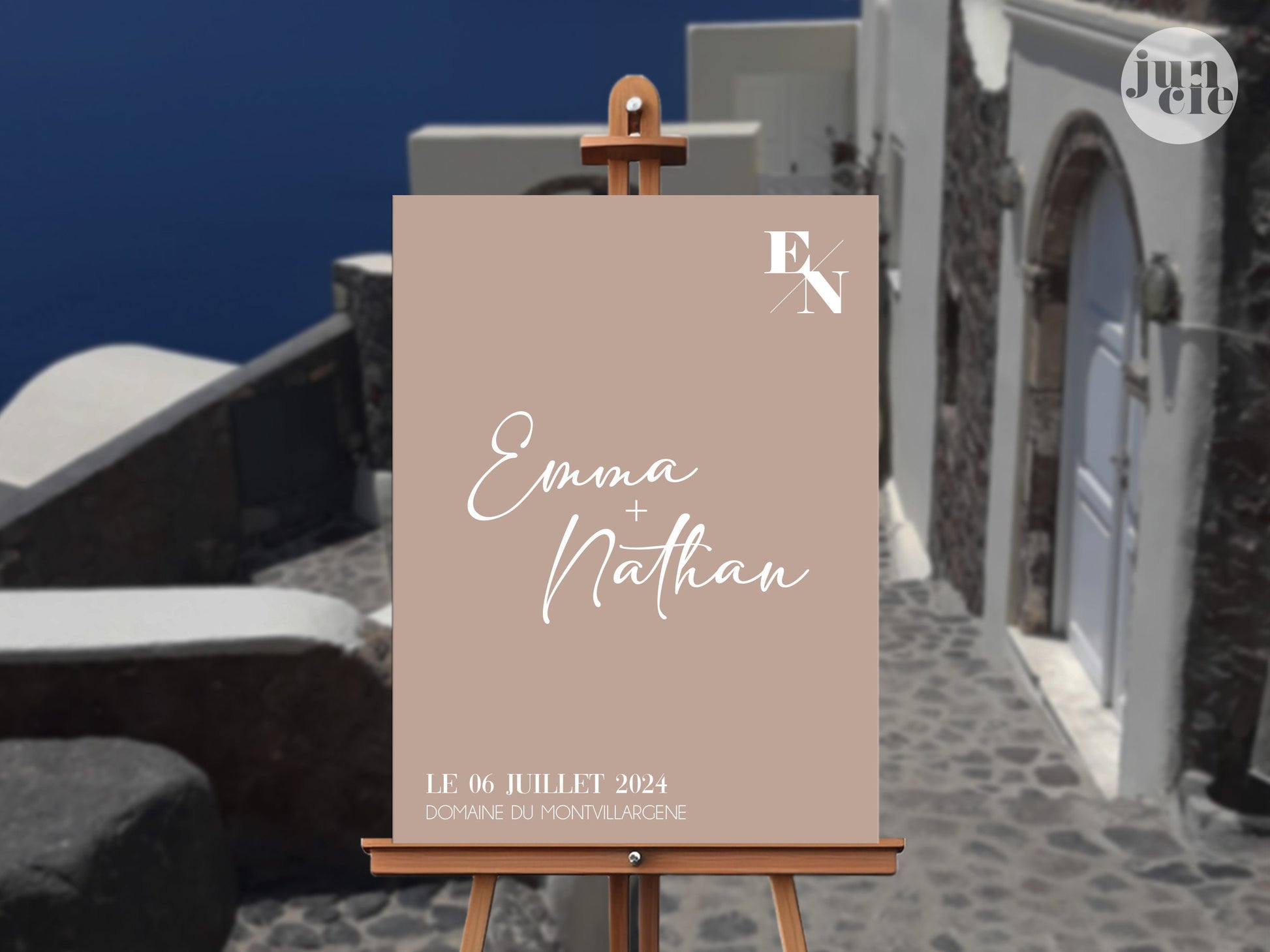 Panneau de bienvenue en forex beige avec initiales en haut à droite.