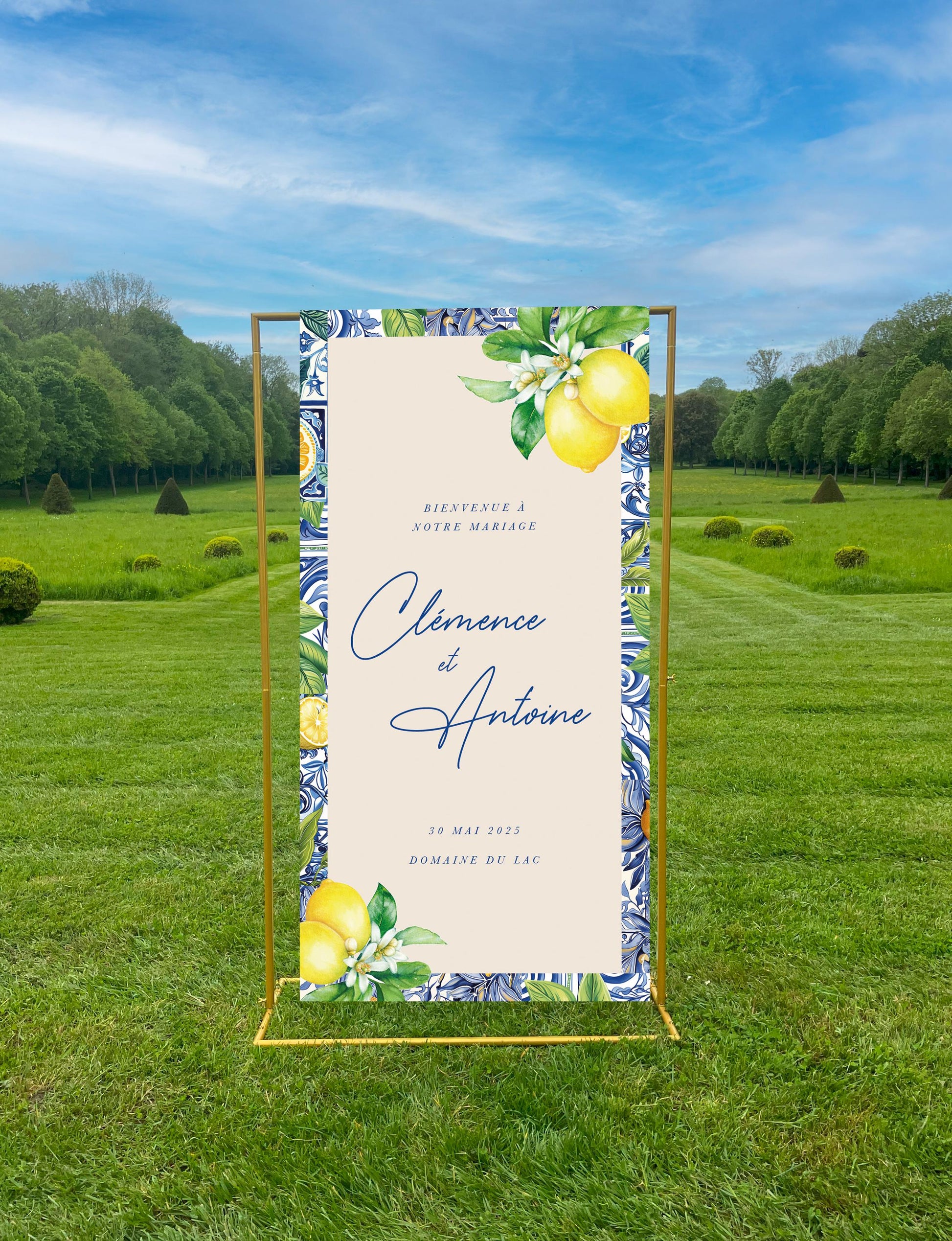 Panneau de bienvenue en tissu façon lin, illustré de citrons jaunes et feuillage méditerranéen, pour une décoration de mariage Dolce Vita.
