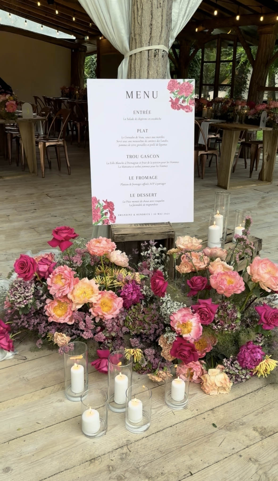 Panneau menu de mariage en forex personnalisé, décoré de pivoines et mis en valeur au milieu de fleurs fraîches élégantes
