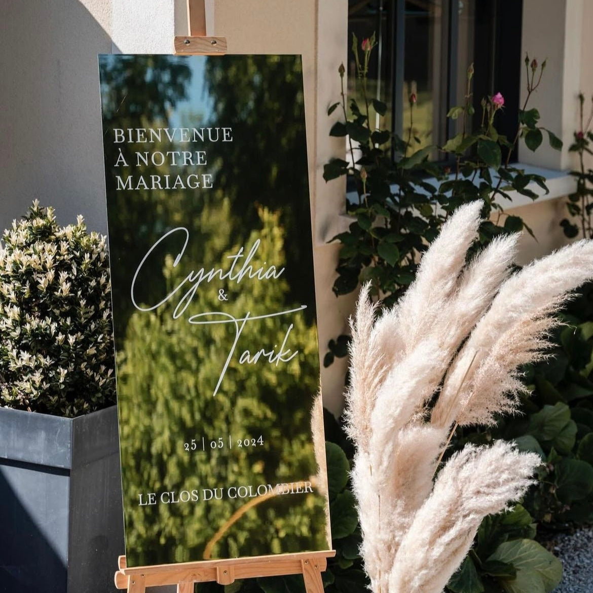 Panneau d’accueil mariage doré avec prénoms, lieu et date
