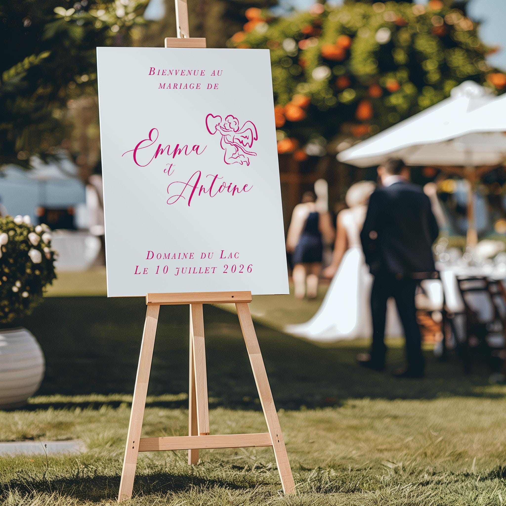 Panneau de bienvenue mariage fond blanc avec petit ange et calligraphie rose