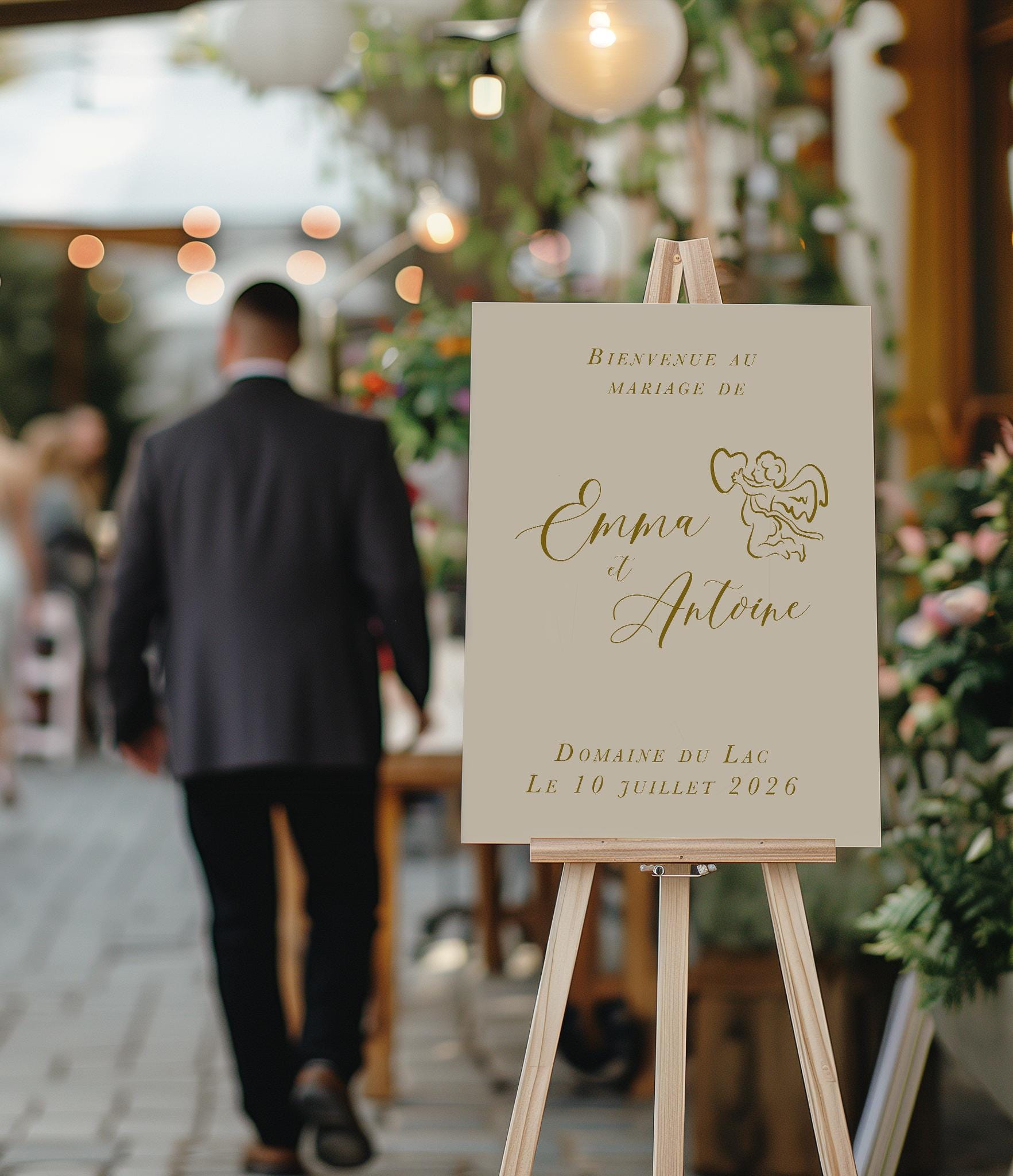 Panneau de bienvenue mariage fond beige avec petit ange et calligraphie ocre