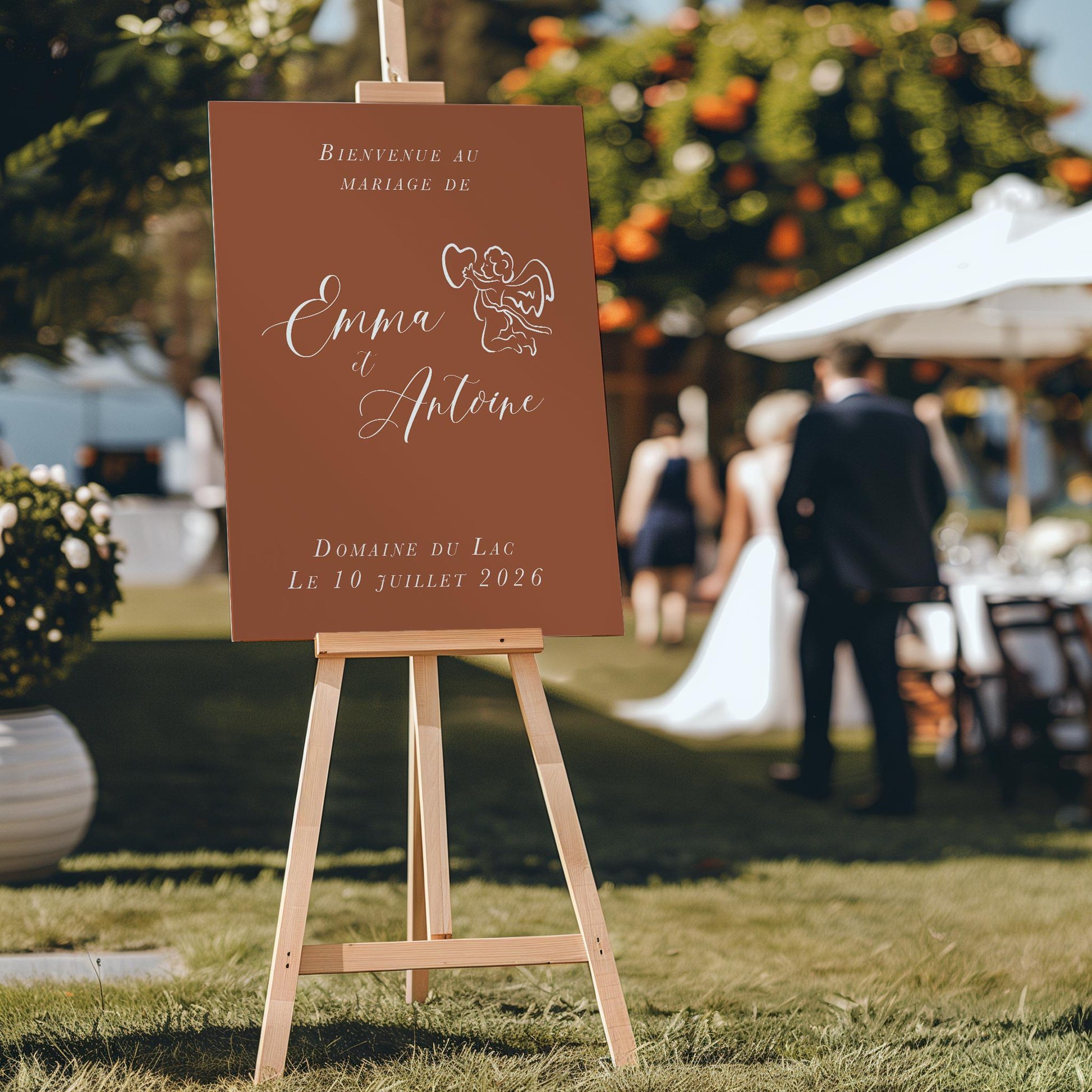 Panneau de bienvenue mariage fond terracotta avec petit ange et calligraphie blanche