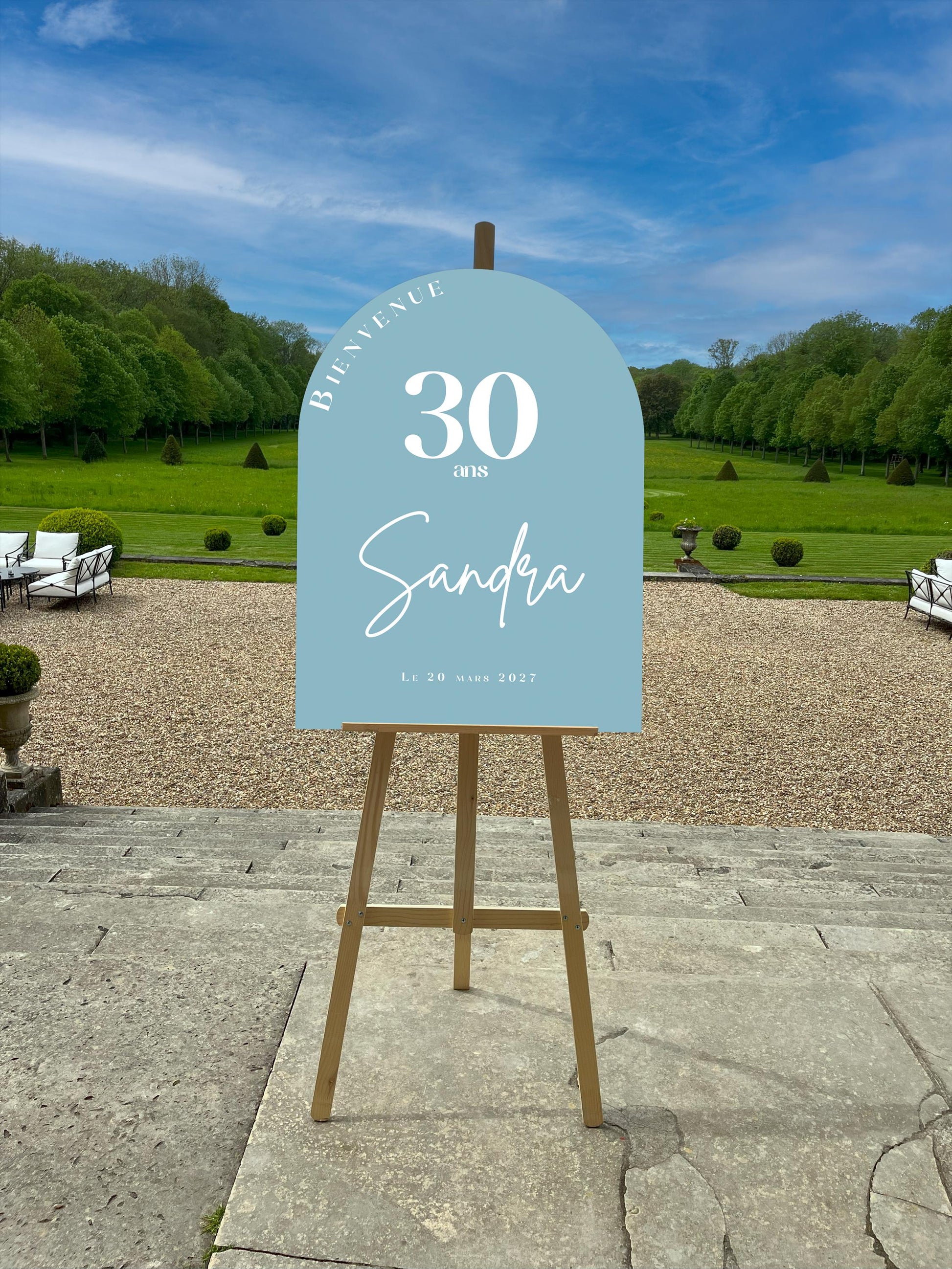 Panneau de bienvenue d'anniversaire coloris bleu avec âge, formes douces et couleurs festives – personnalisé avec prénom et date.