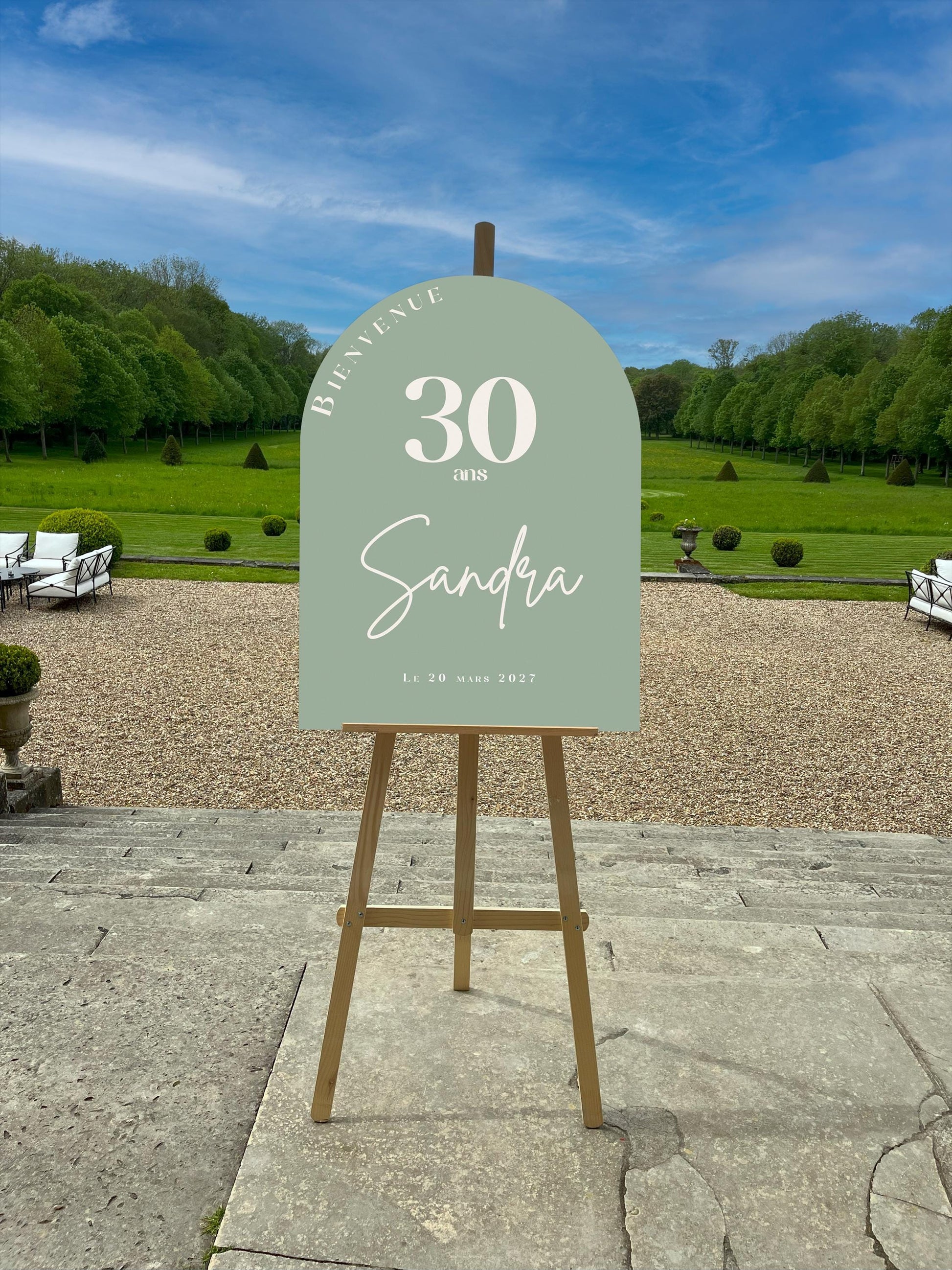 Panneau de bienvenue d'anniversaire coloris vert sauge avec âge, formes douces et couleurs festives – personnalisé avec prénom et date.