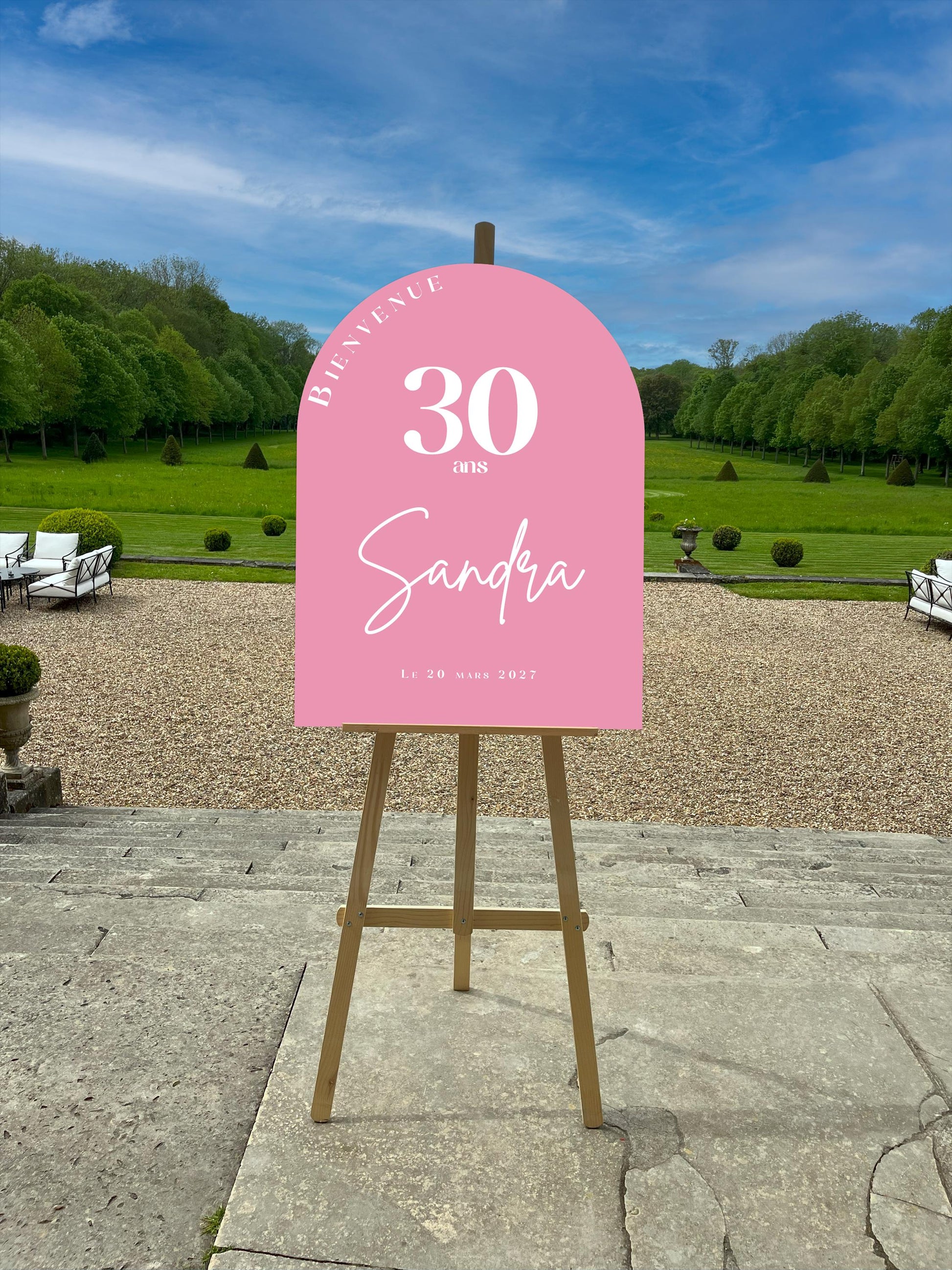 Panneau de bienvenue d'anniversaire coloris rose avec âge, formes douces et couleurs festives – personnalisé avec prénom et date.