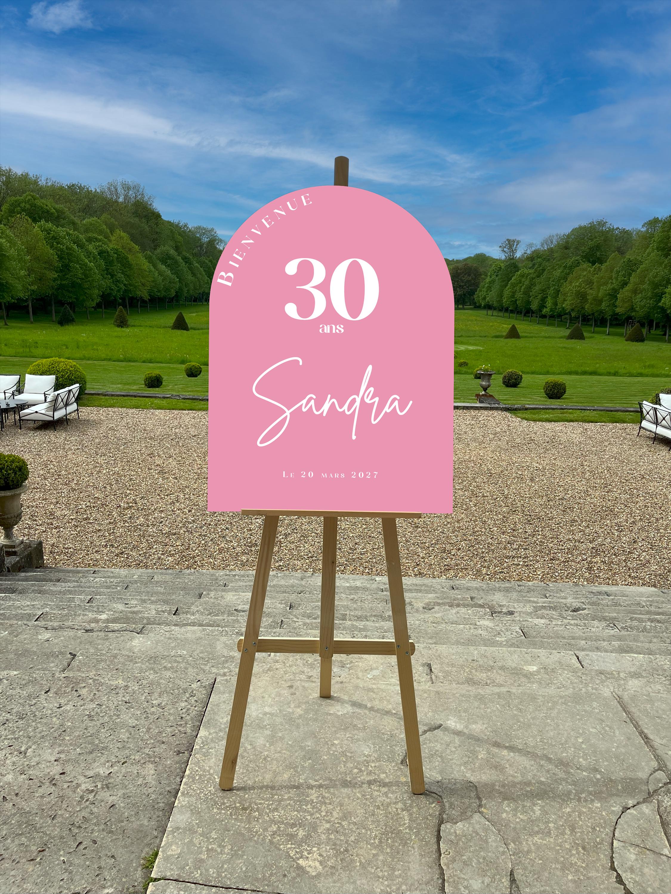 Panneau de bienvenue d'anniversaire coloris rose avec âge, formes douces et couleurs festives – personnalisé avec prénom et date.