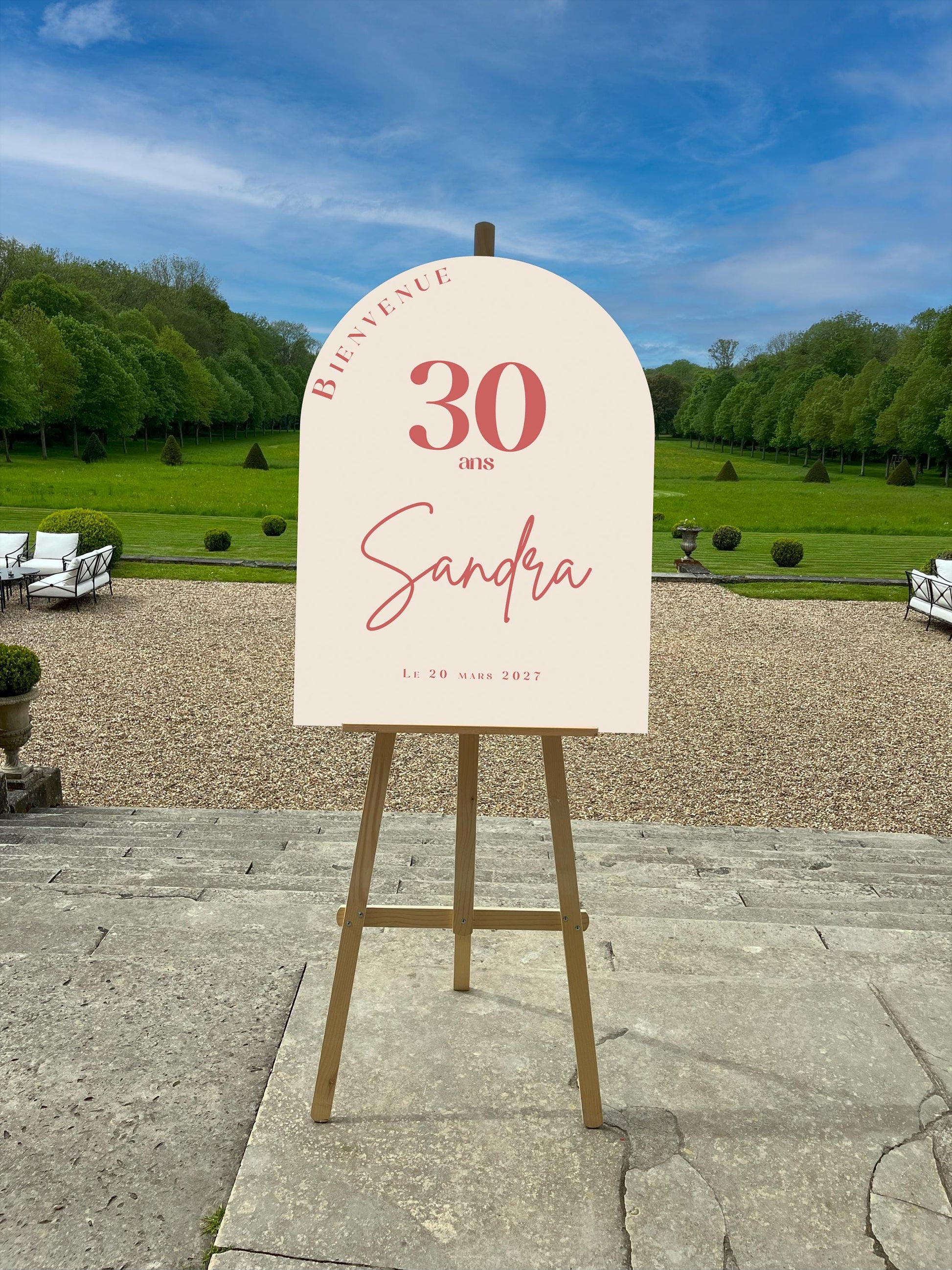 Panneau de bienvenue d'anniversaire coloris beige et rose avec âge, formes douces et couleurs festives – personnalisé avec prénom et date.